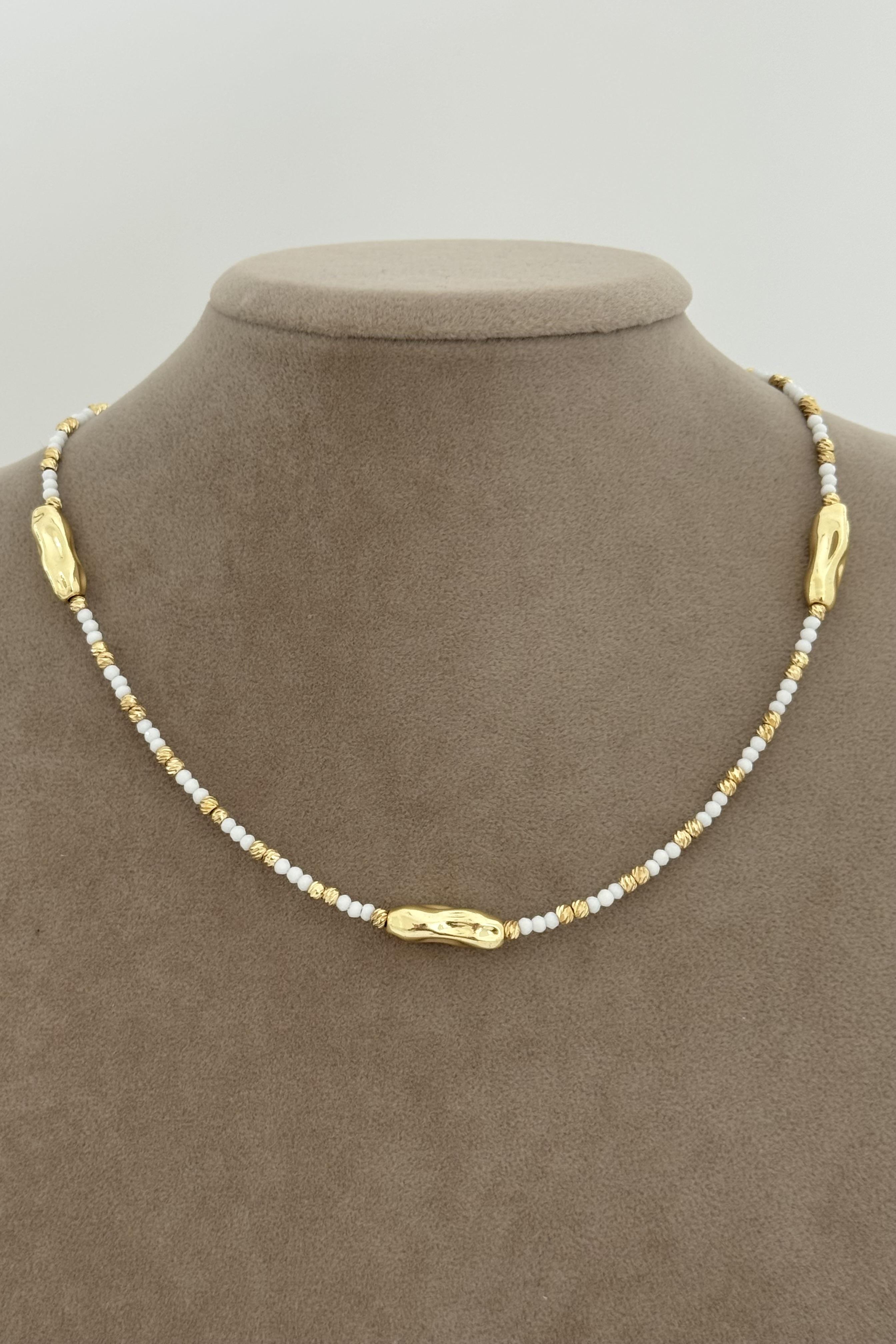 Beyaz Amorf Ve Gold Dorika Kolye