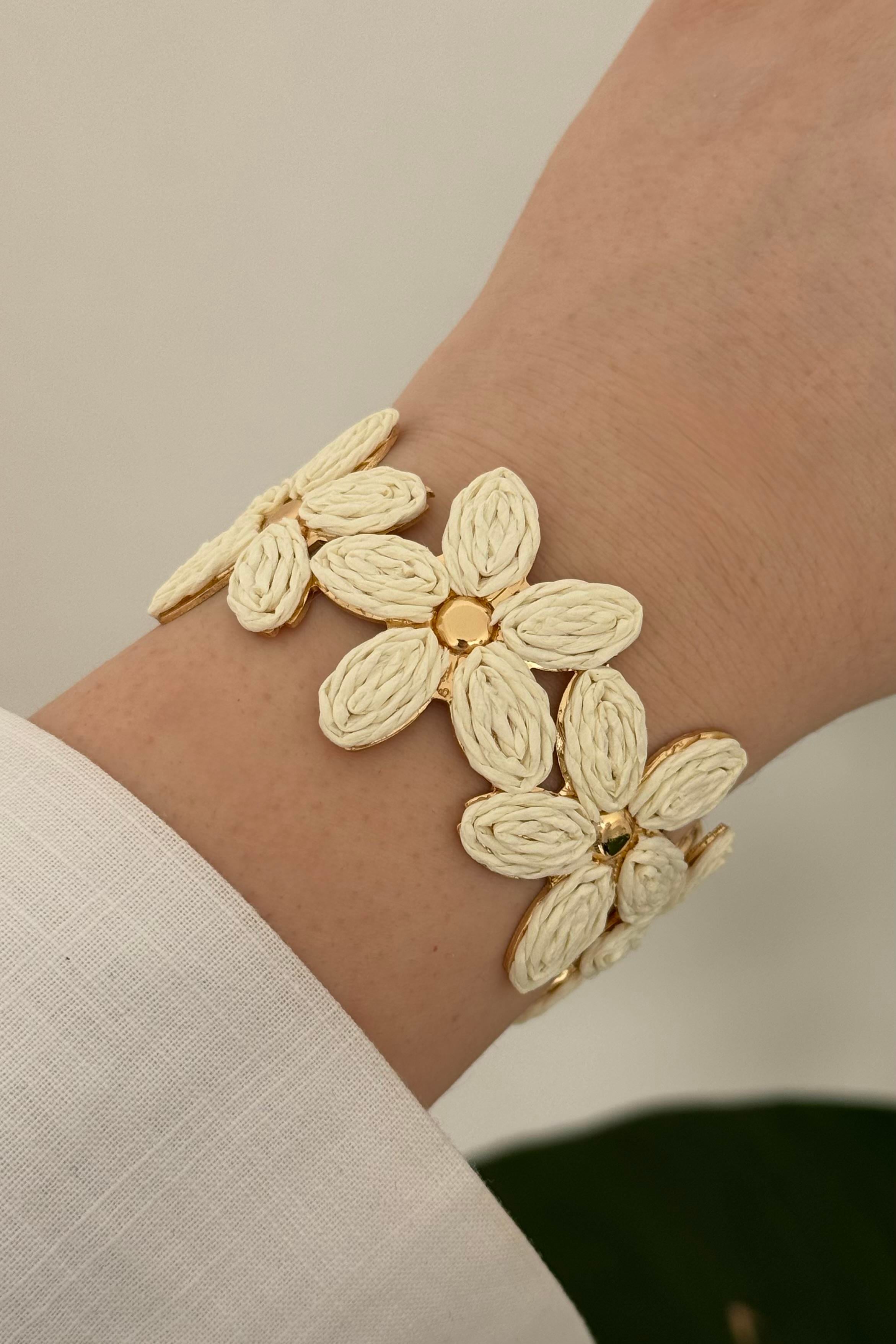 Beyaz Çiçek Motifli Hasır Bileklik