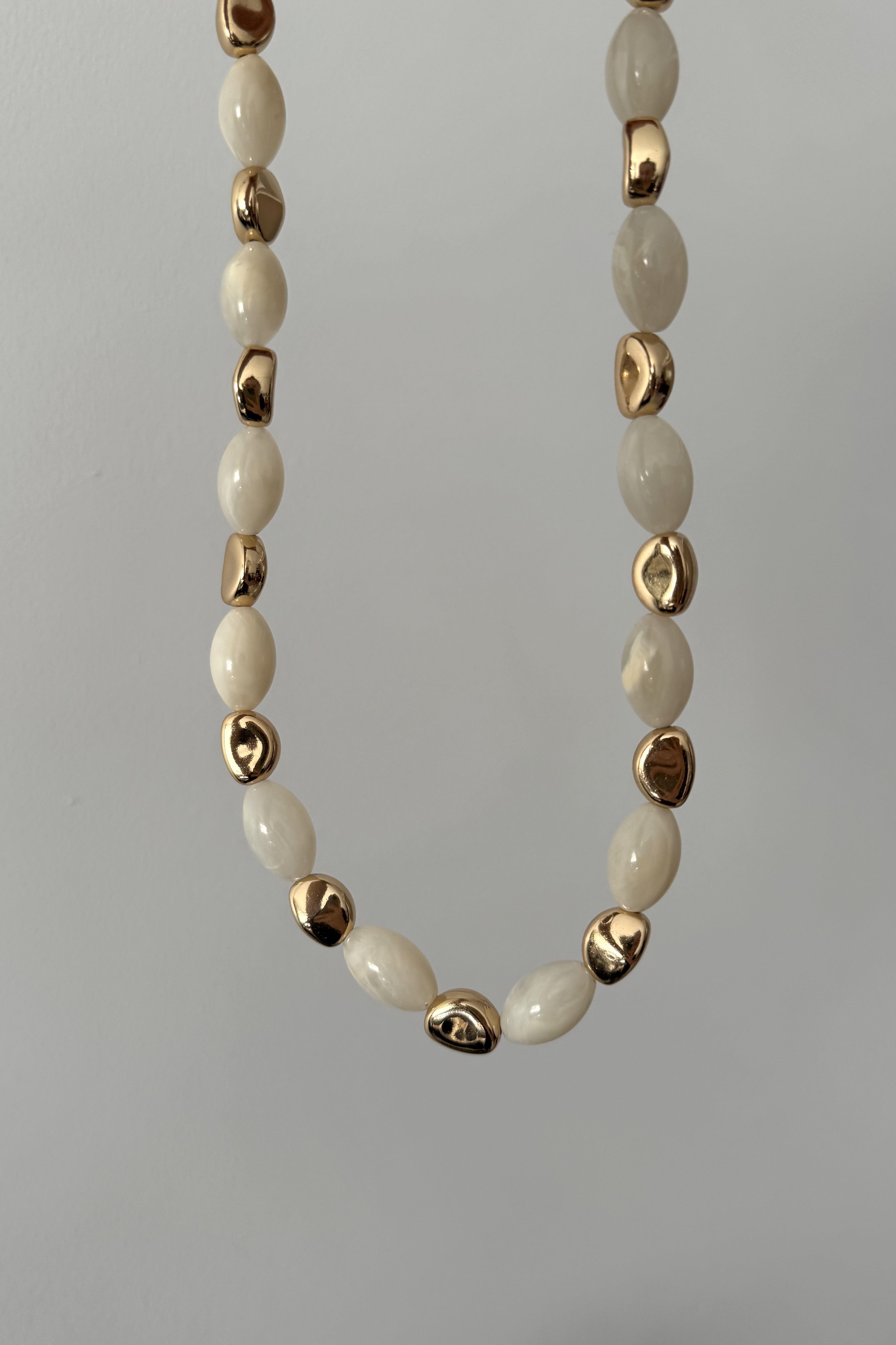Dora White Kolye