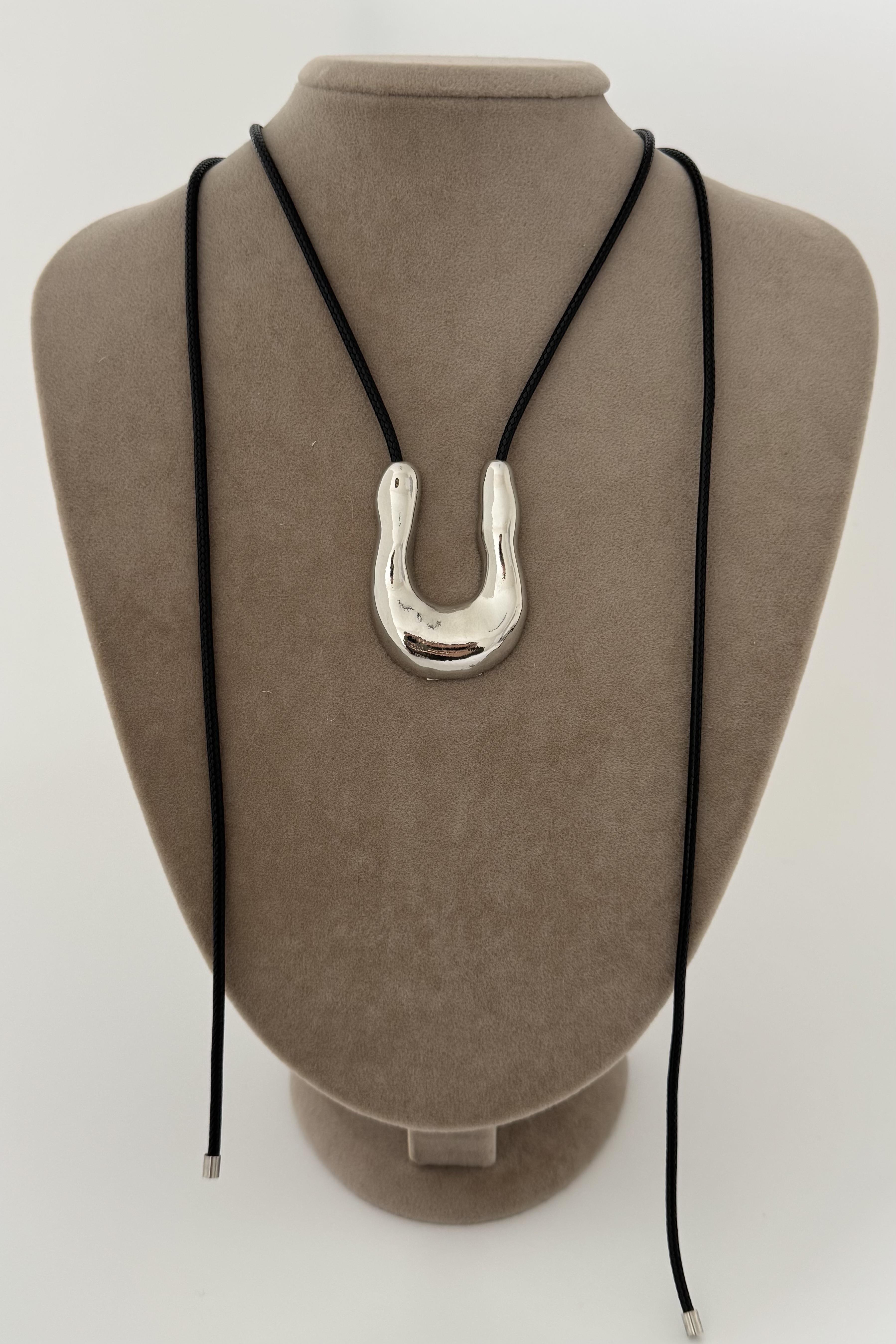 Metal Plaka Model Silver İp Kolye