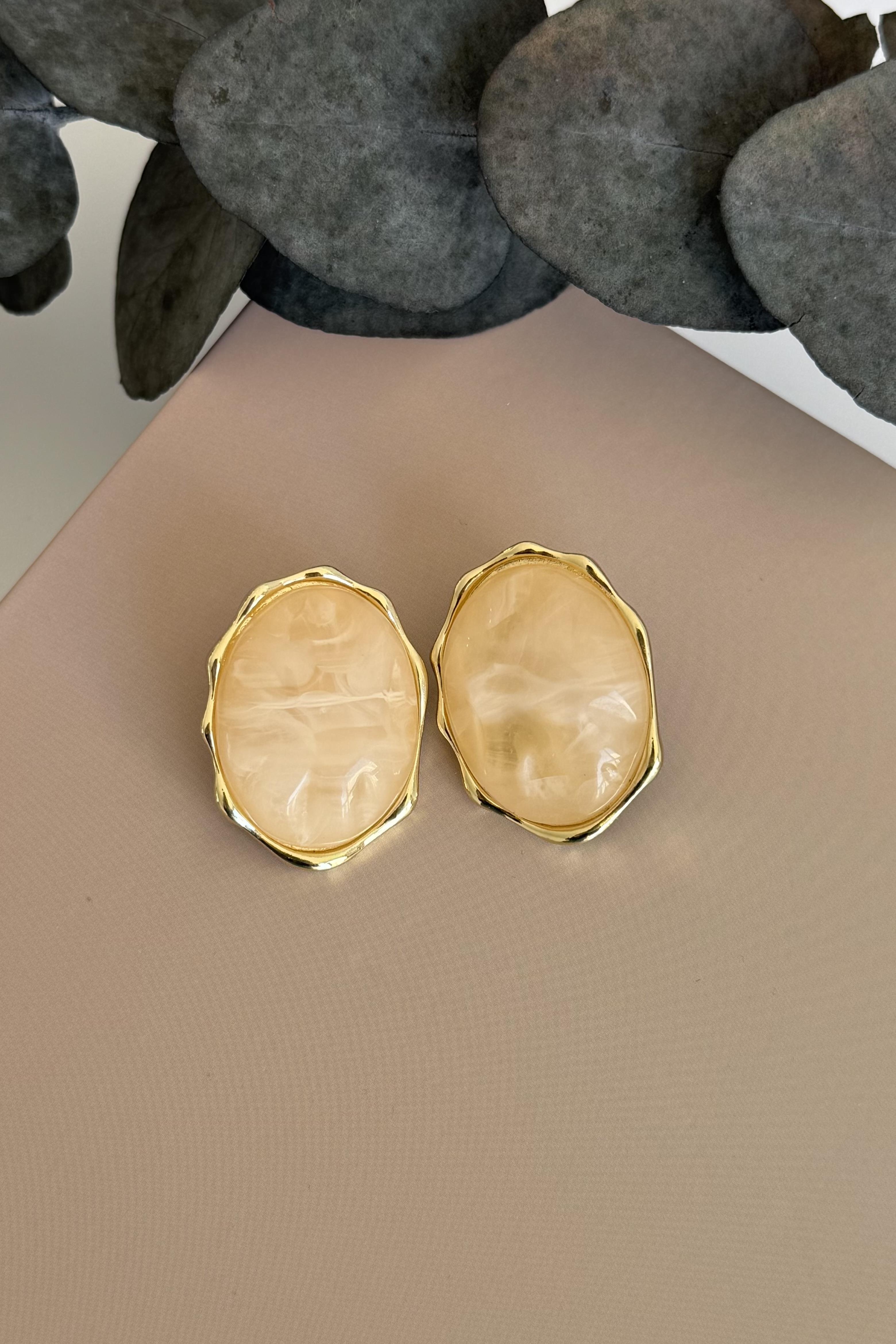 Oval Beyaz Küpe