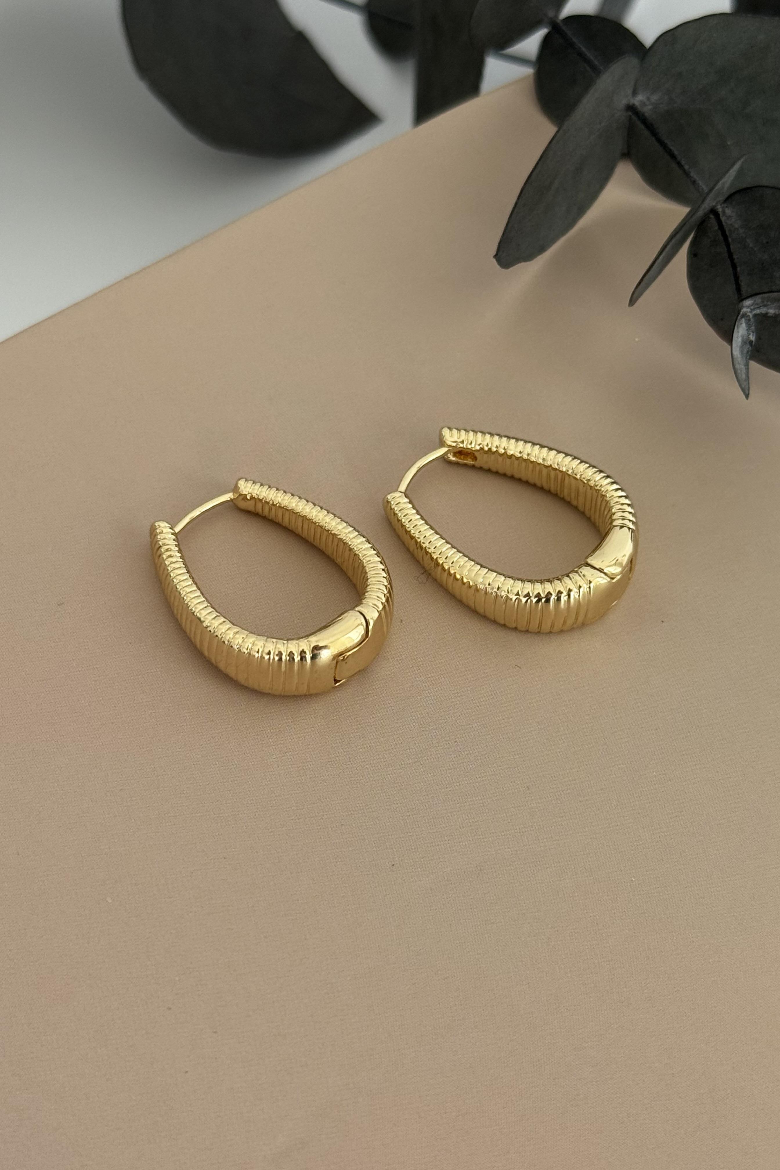 Oval Motifli Küpe