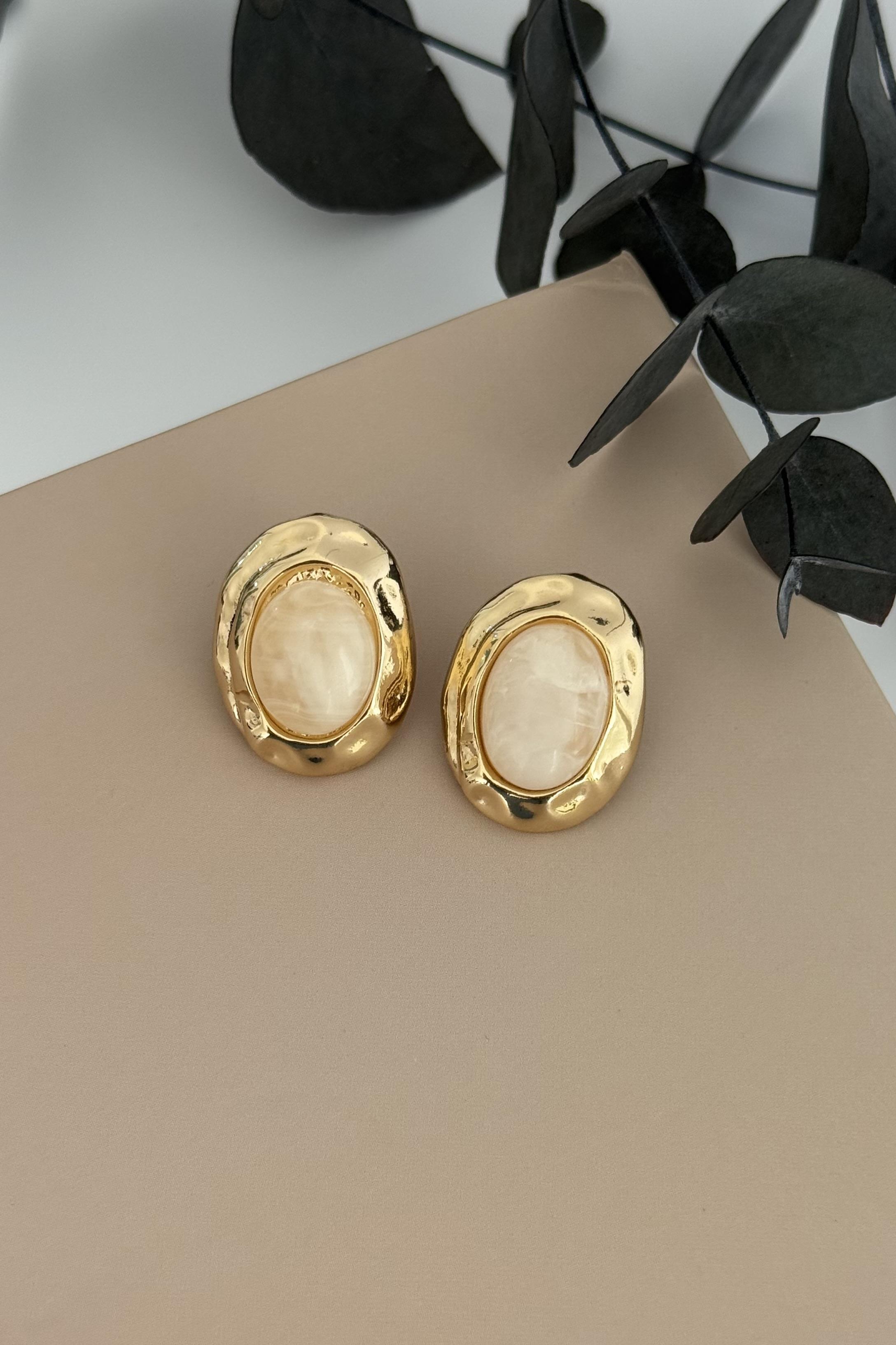 Oval Plaka Beyaz Sedefli Küpe