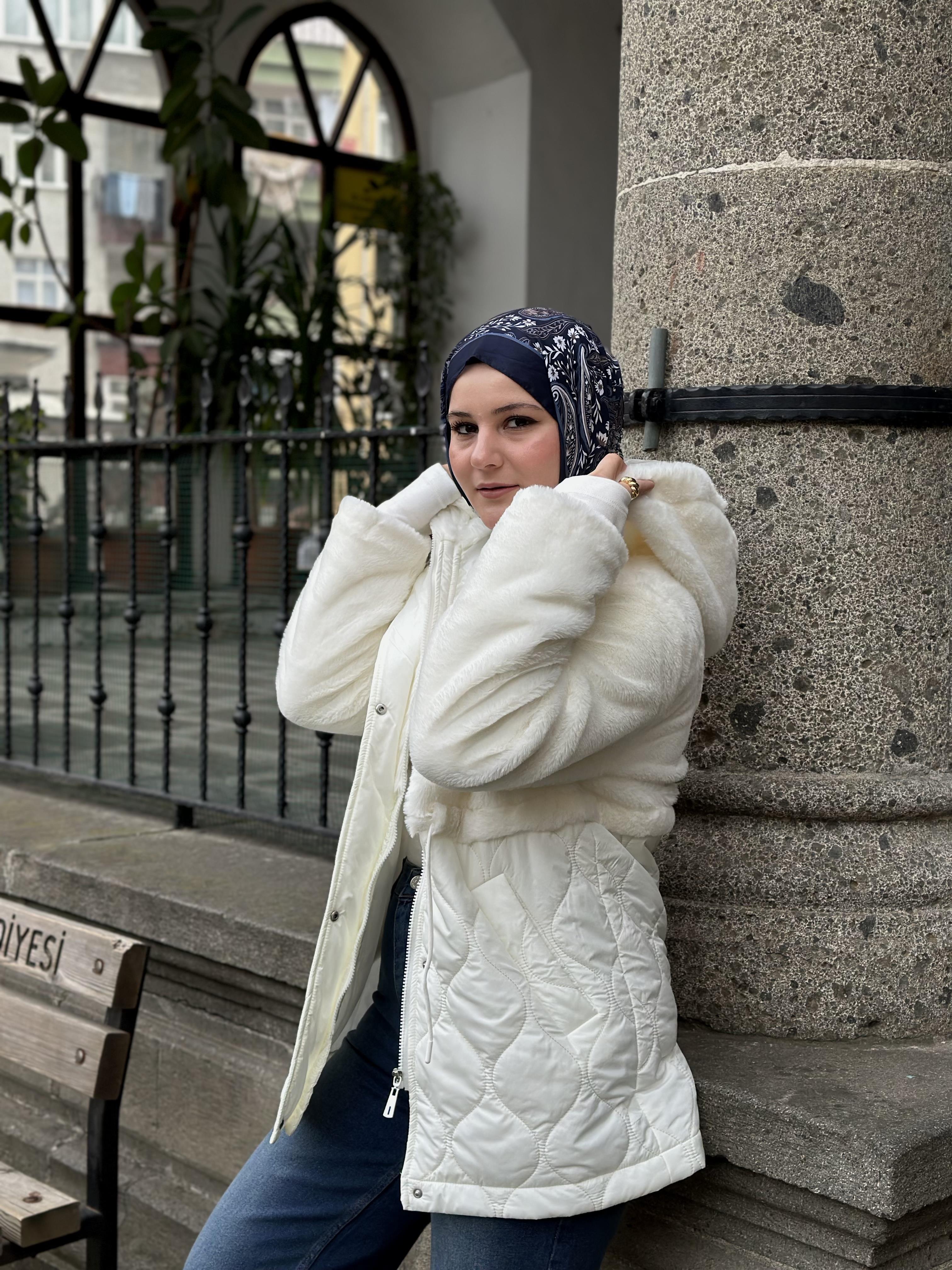  PELUŞ  KAPİTONE MONT