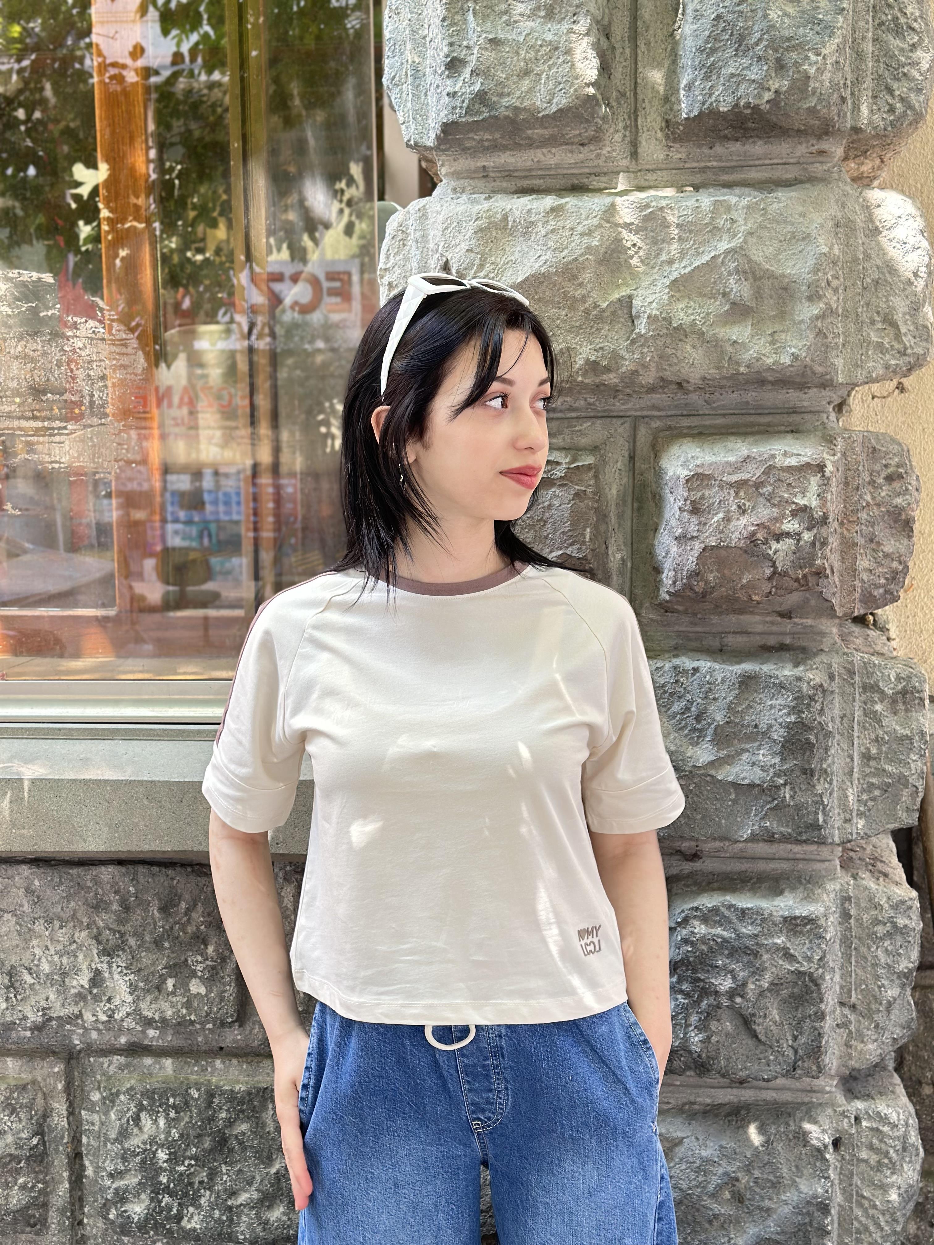 Kolu şeritli krem tişört