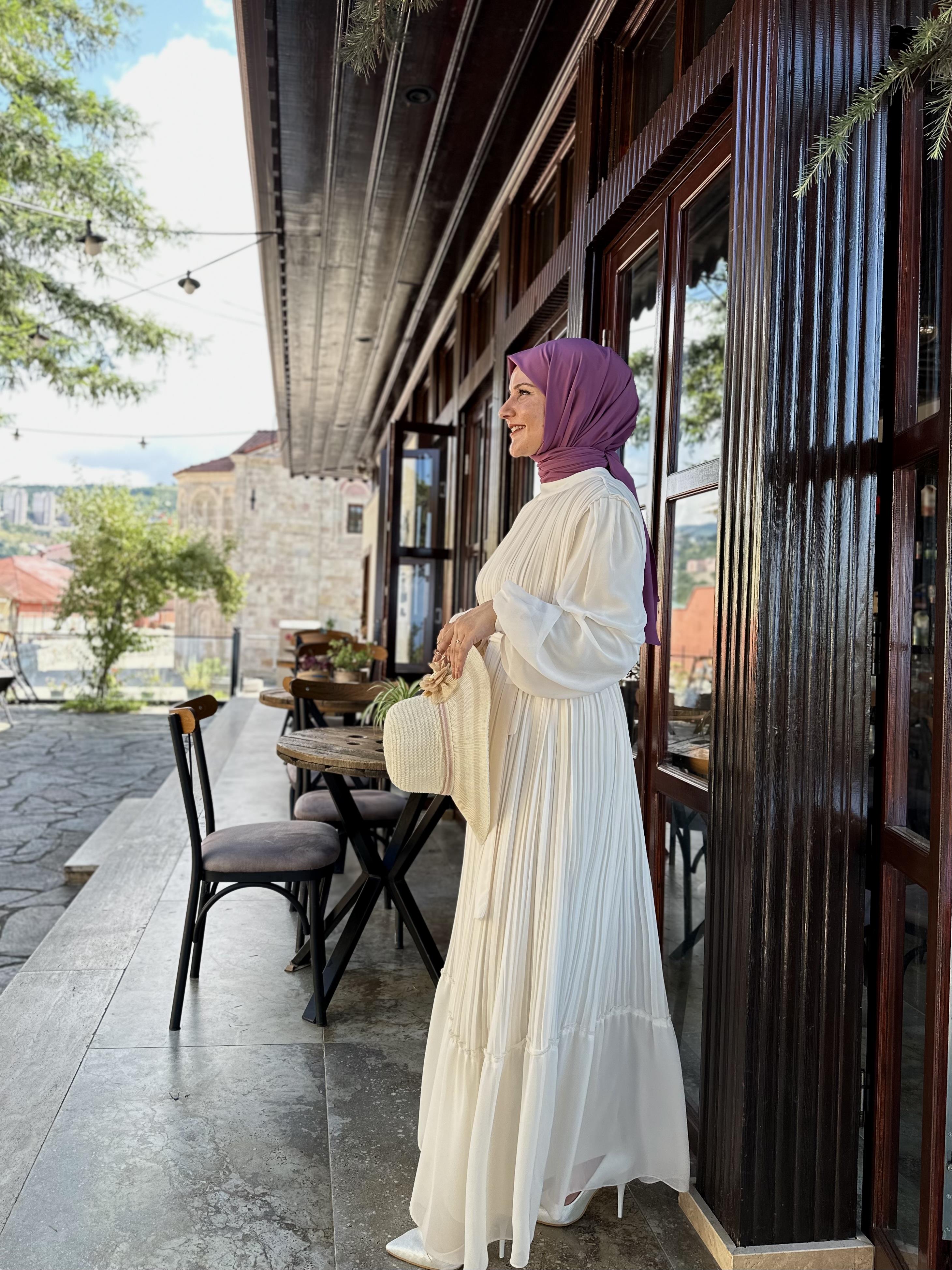 KREM PİLİSELİ ŞİFON ELBİSE