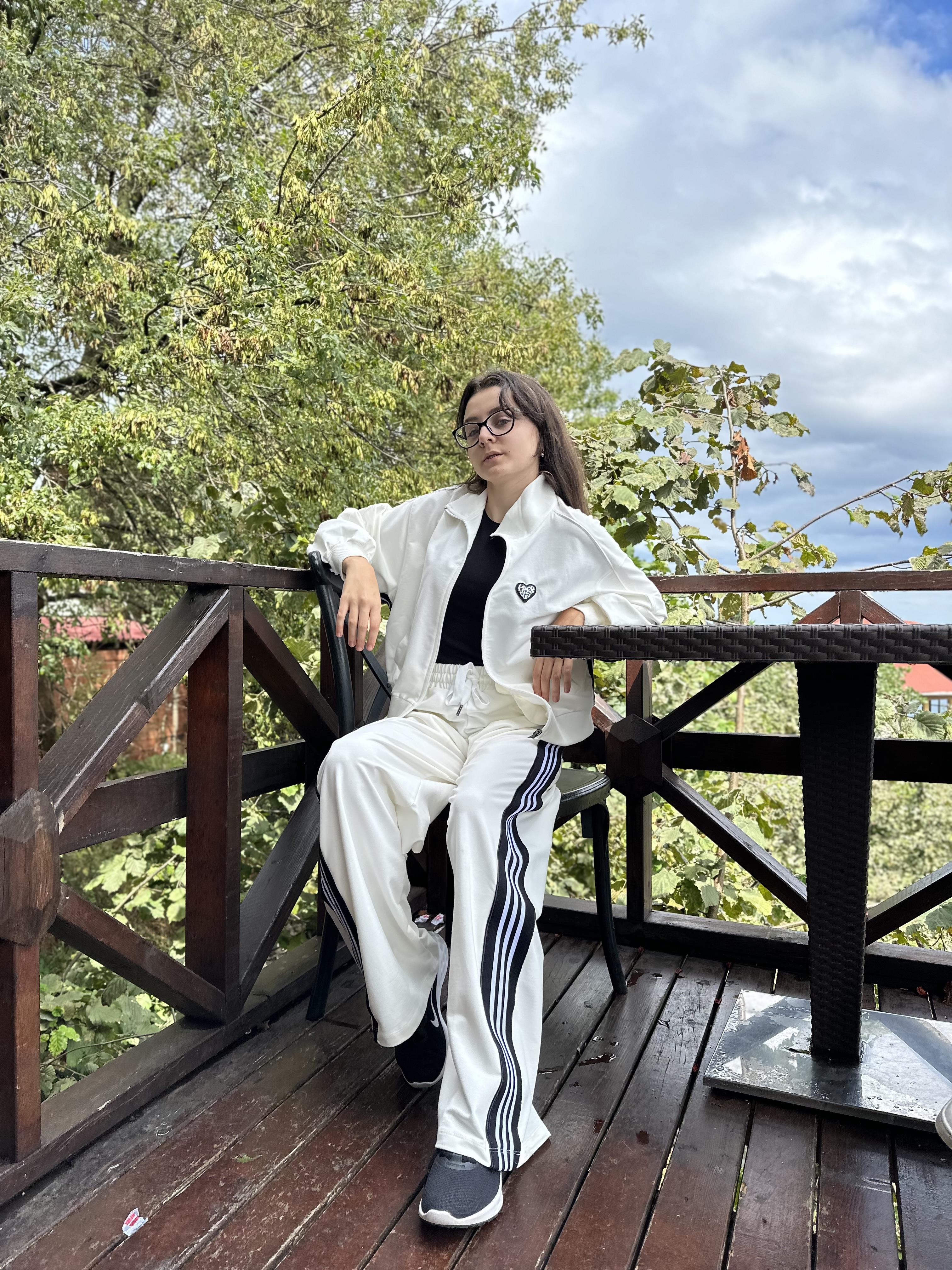 BEYAZ FERMUARLI ŞERİTLİ EŞOFMAN TAKIMI