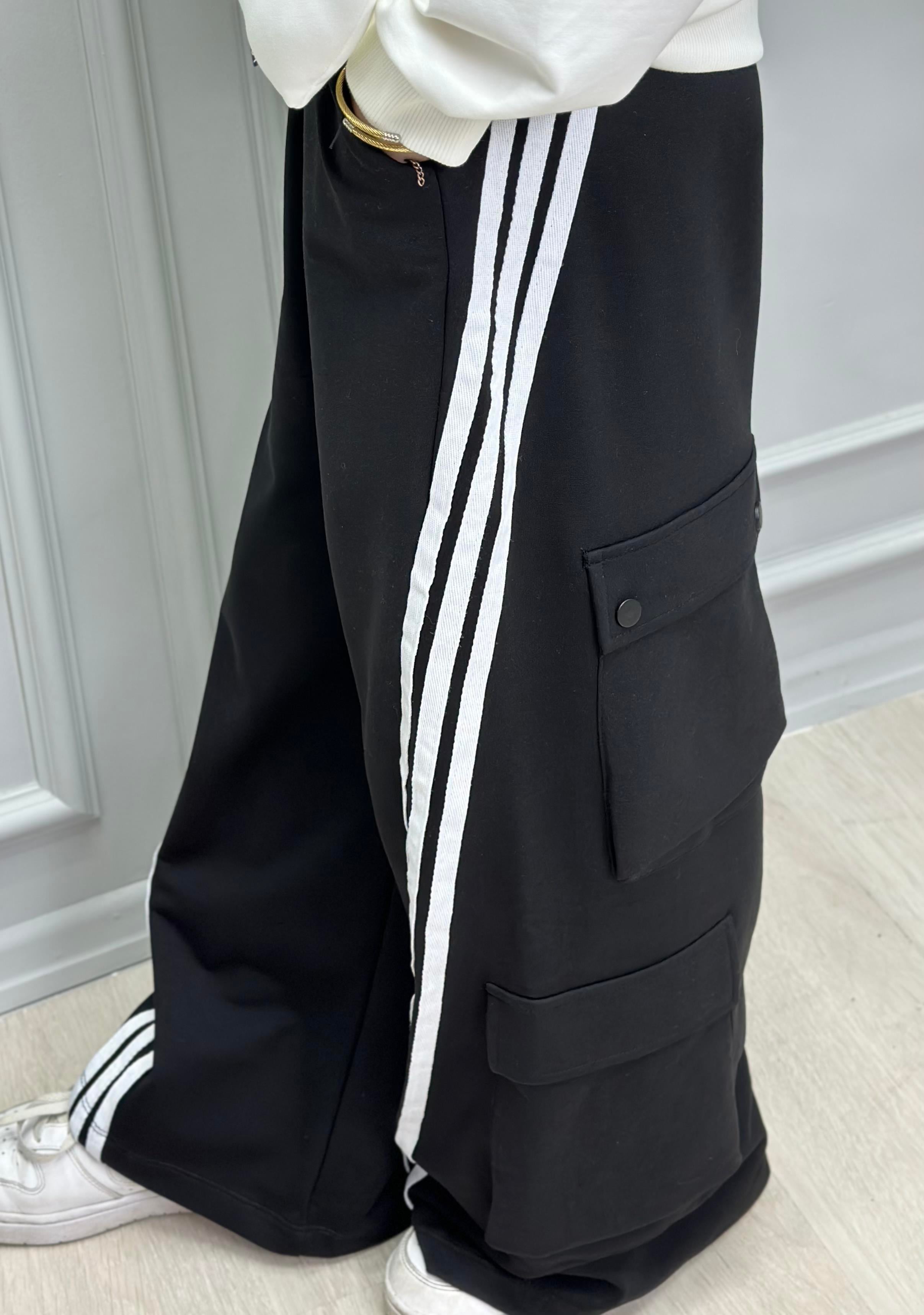 CEP DETAYLI SİYAH EŞOFMAN ALTI