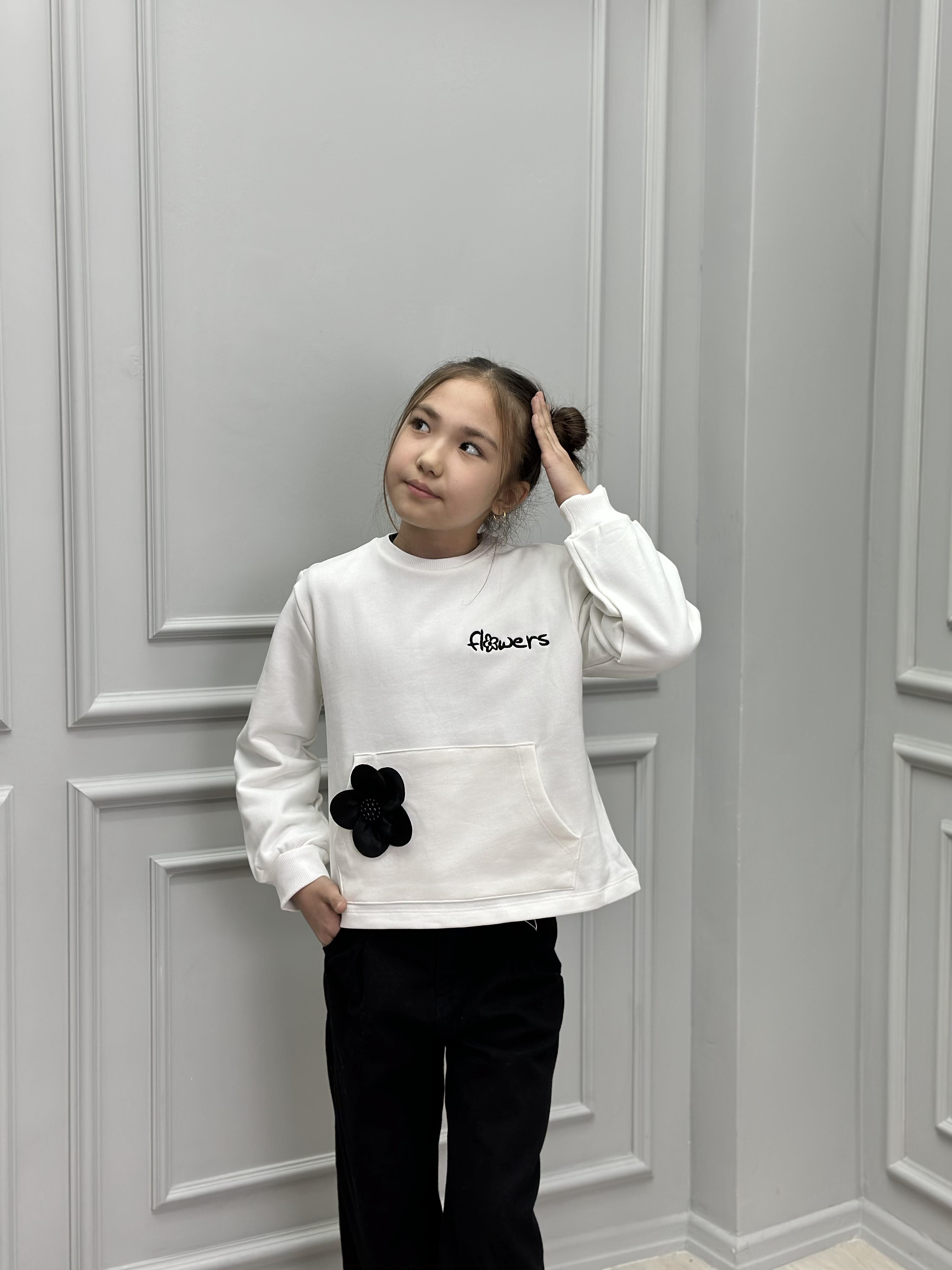 ÇİÇEK DETAYLI BEYAZ SWEAT 