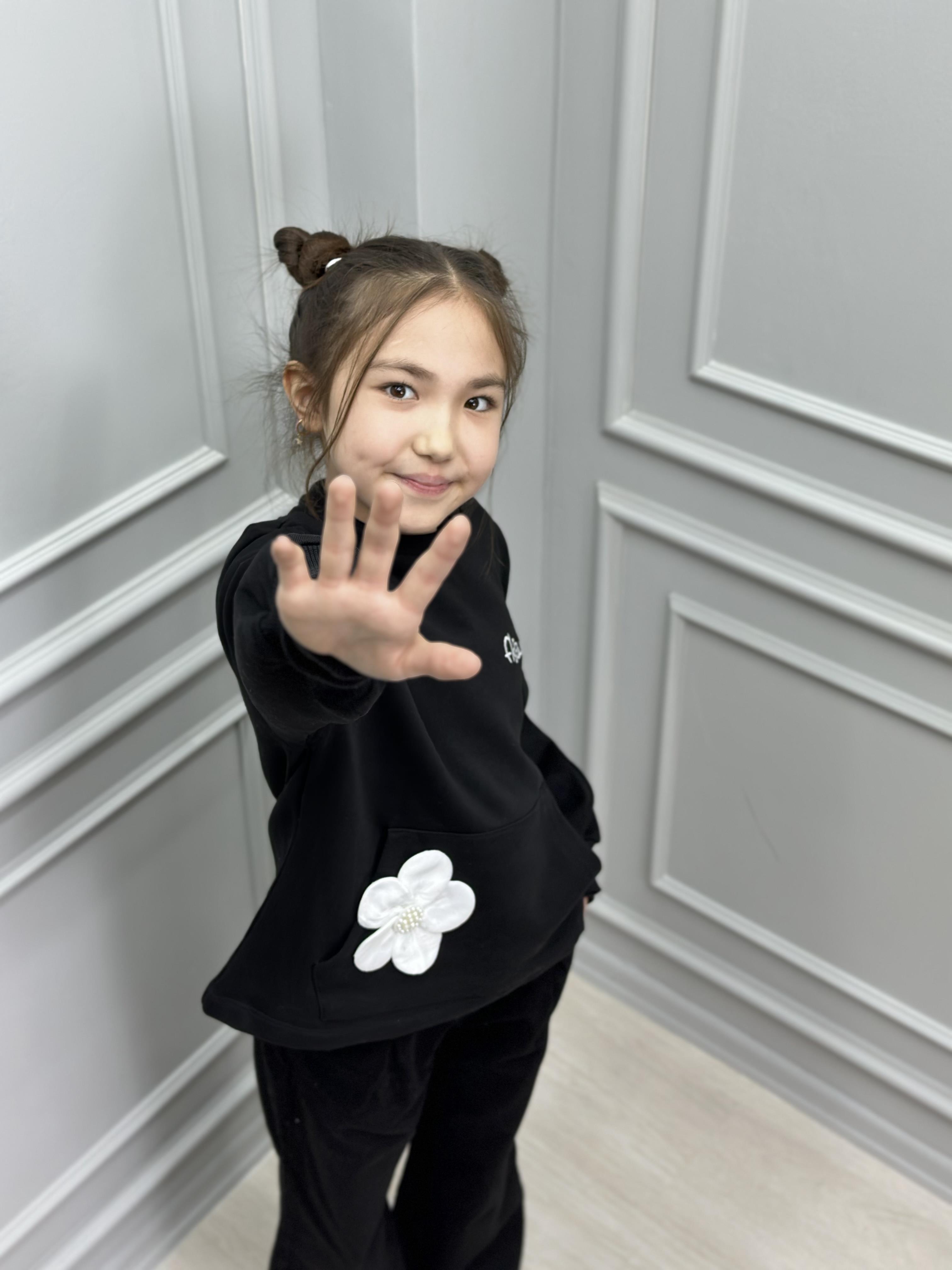 ÇİÇEK DETAYLI SİYAH SWEAT