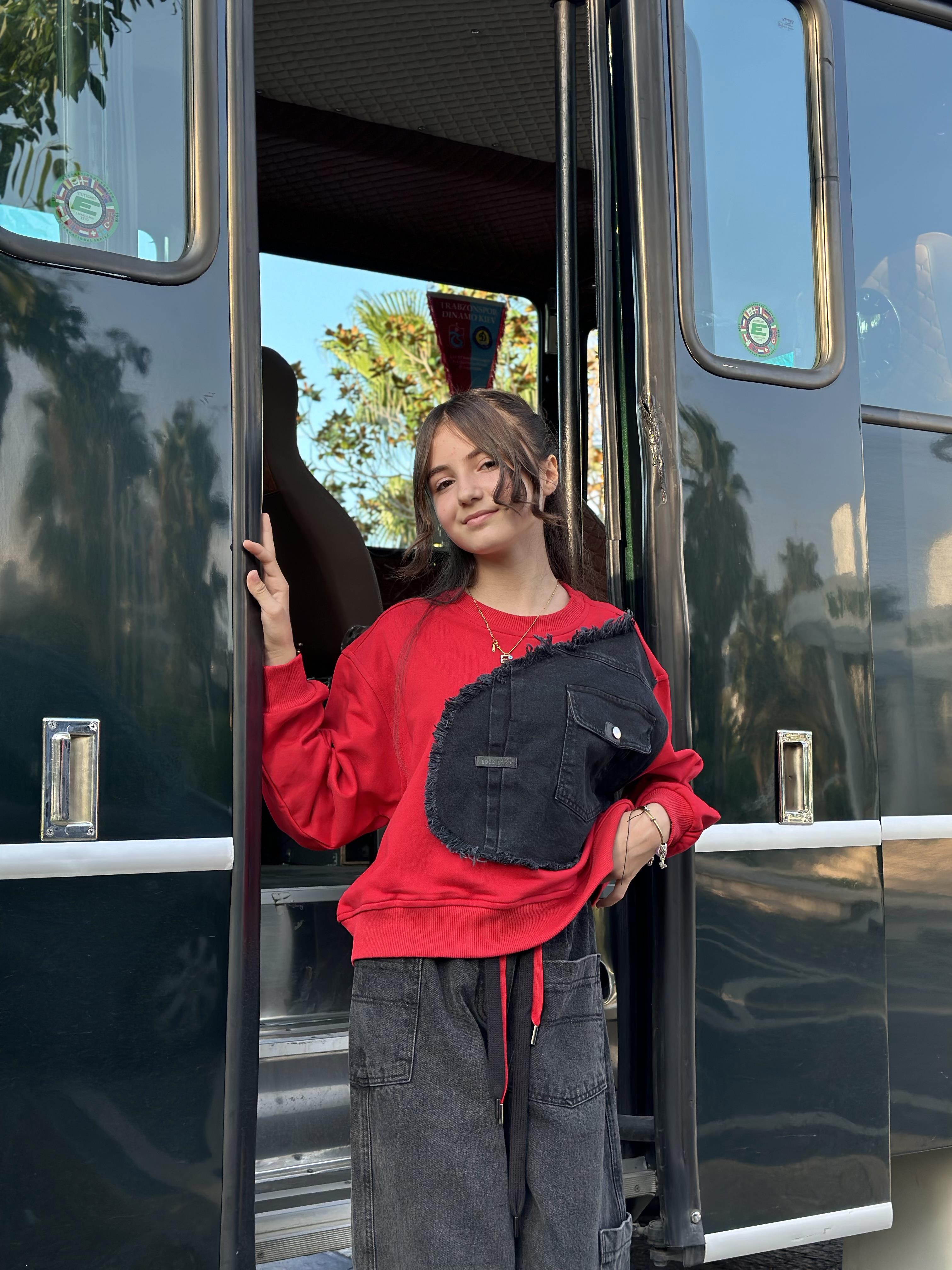 KOT DETAYLI KIRMIZI SWEATSHİRT 