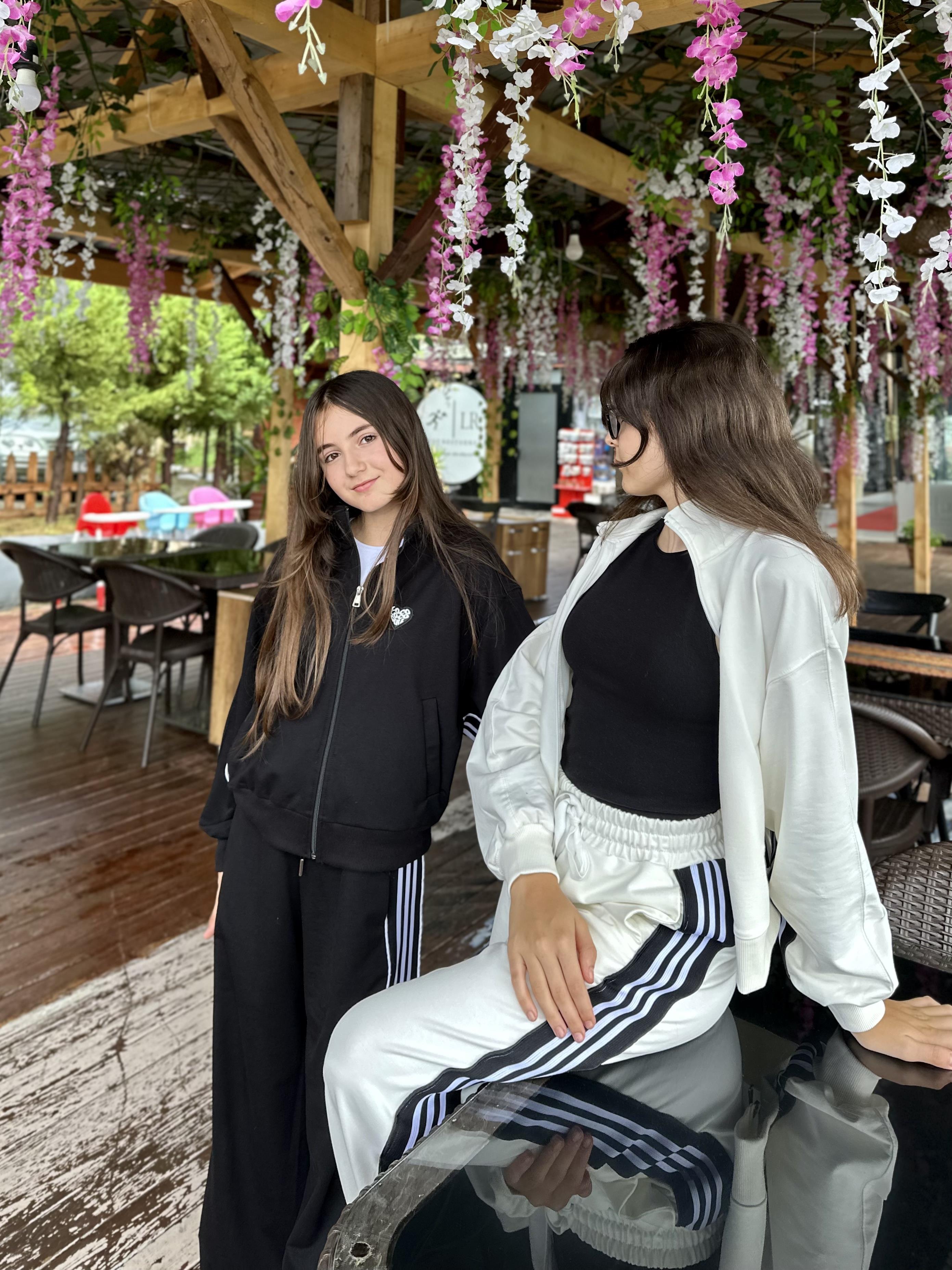 SİYAH FERMUARLI ŞERİTLİ EŞOFMAN TAKIMI