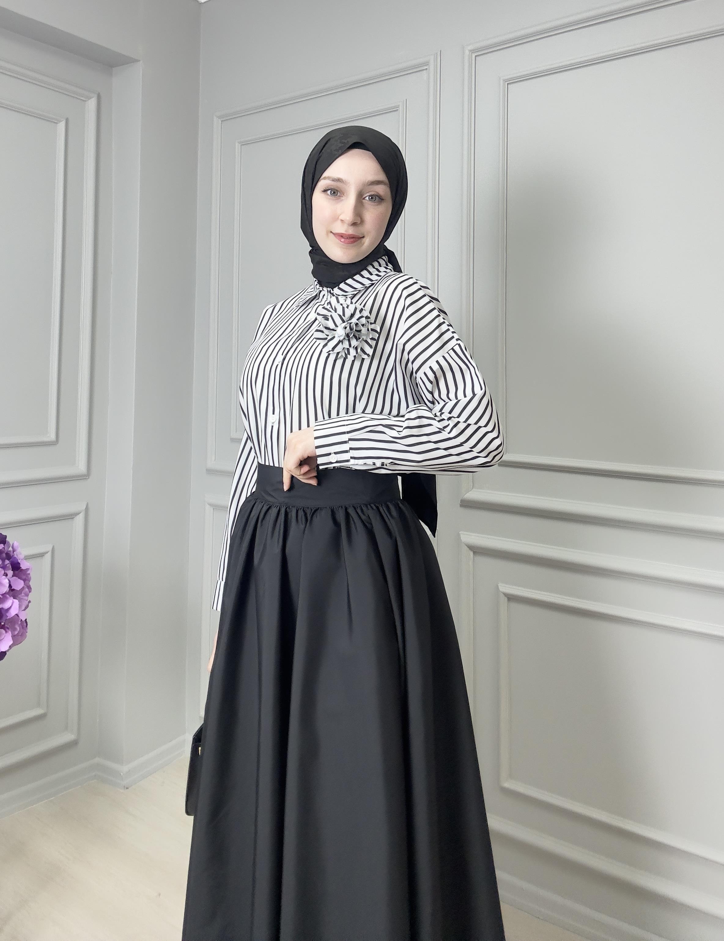 Siyah Gül Detaylı Gömlek