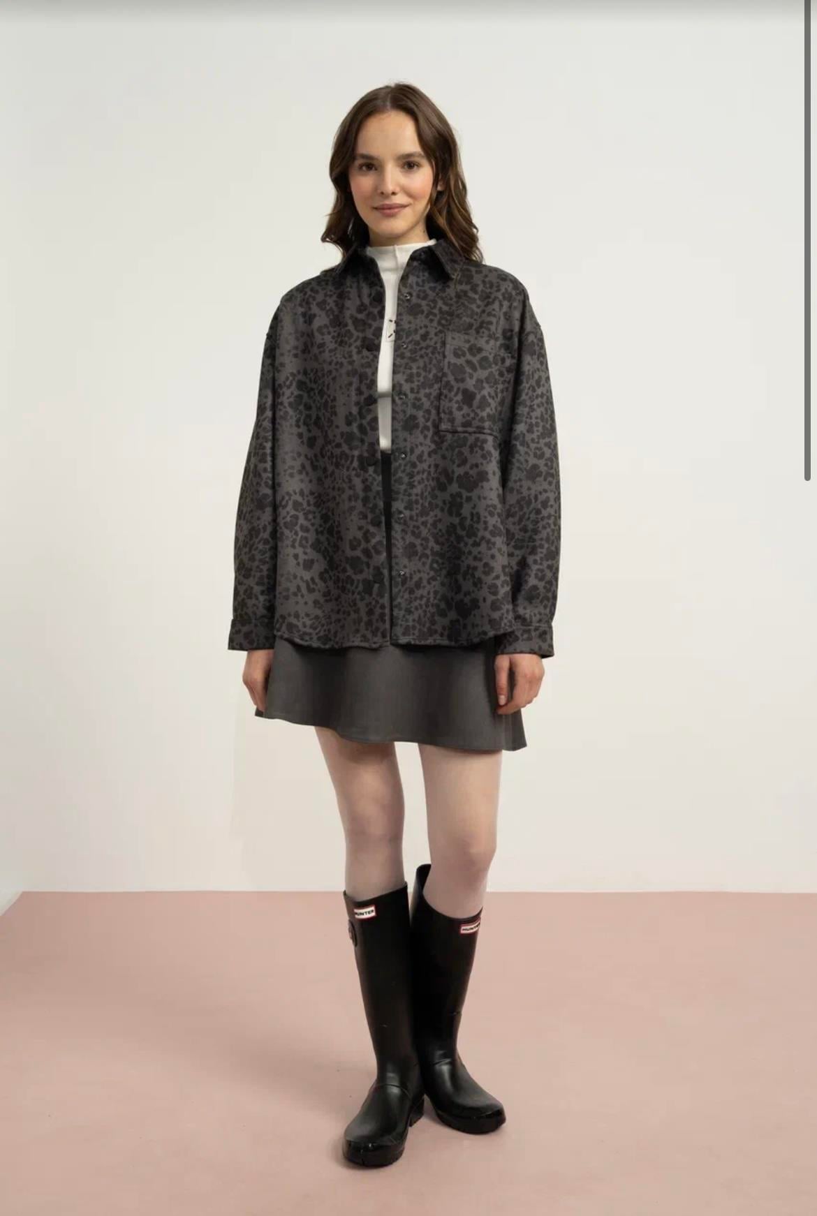 SÜET LEOPAR DESENLİ OVERSİZE GÖMLEK ANTRASİT