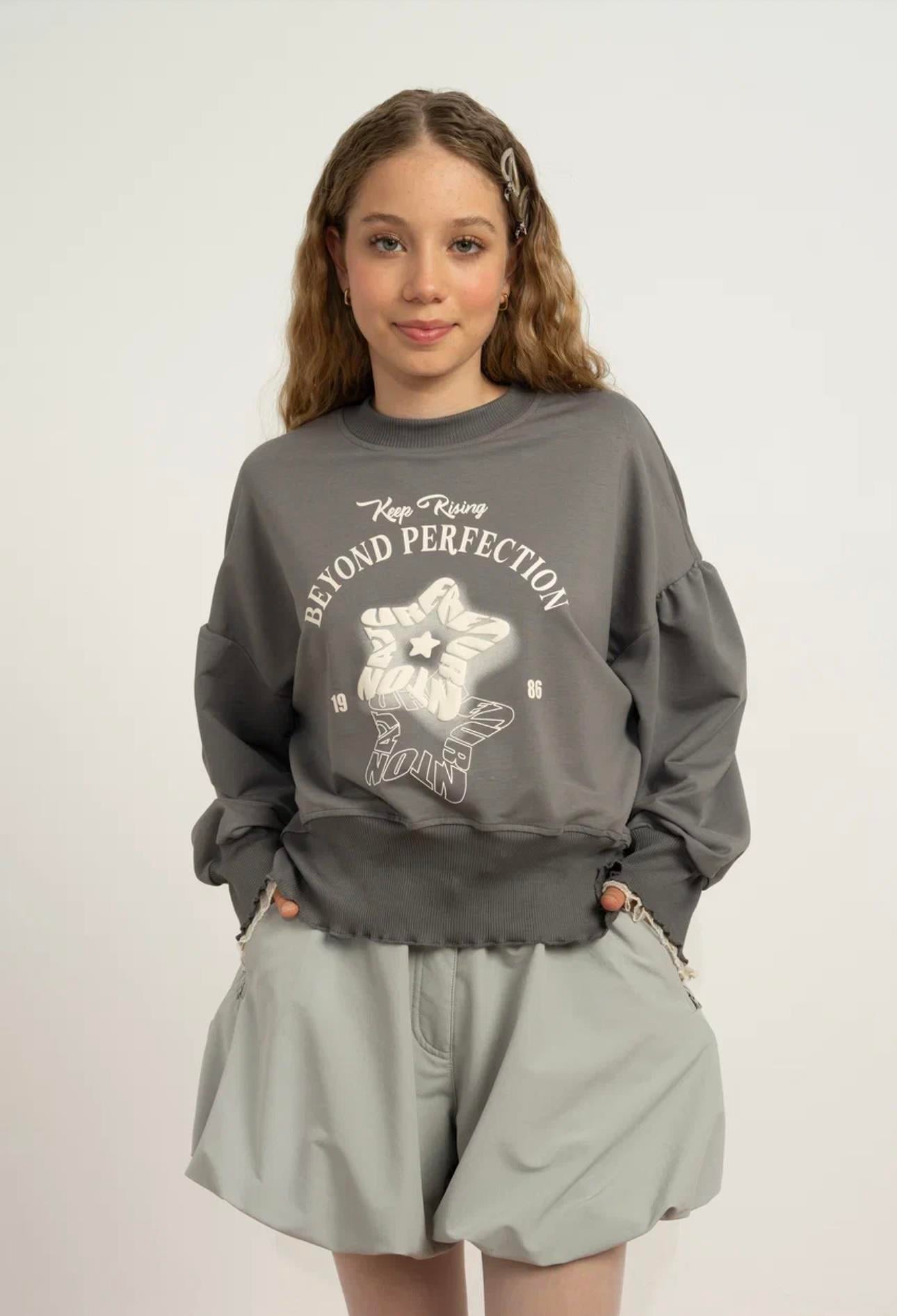 YILDIZ BASKILI ALT FİTİLLİ İKİ İPLİK SWEATSHİRT FÜME