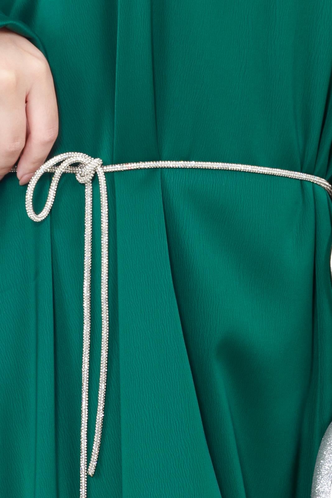 فستان سهرة بأكمام بالونية و حزام مرصع بالأحجار / باللون الاخضر الزمردي