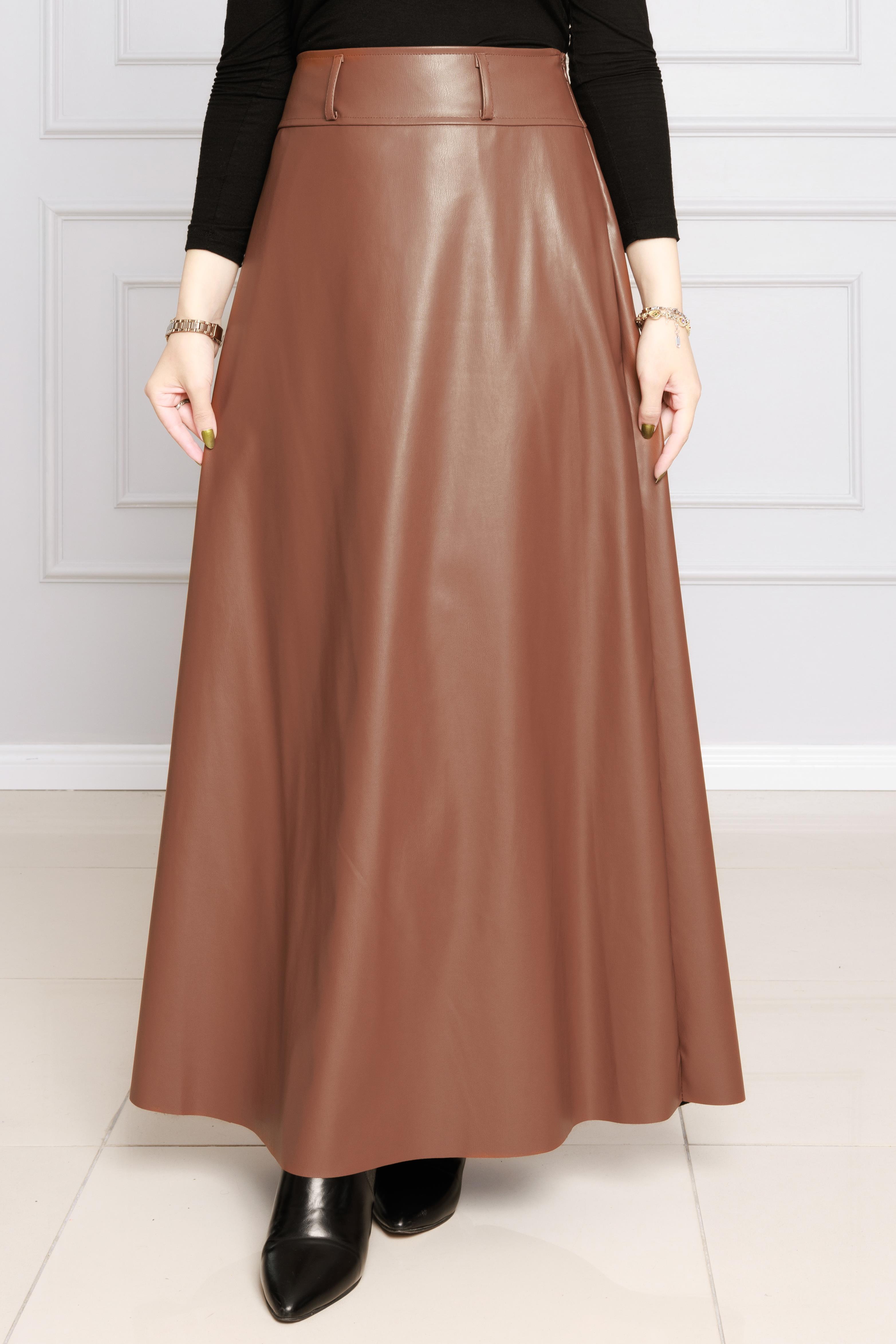 طقم تنورة وسترة من الجلد- رملي اللون 