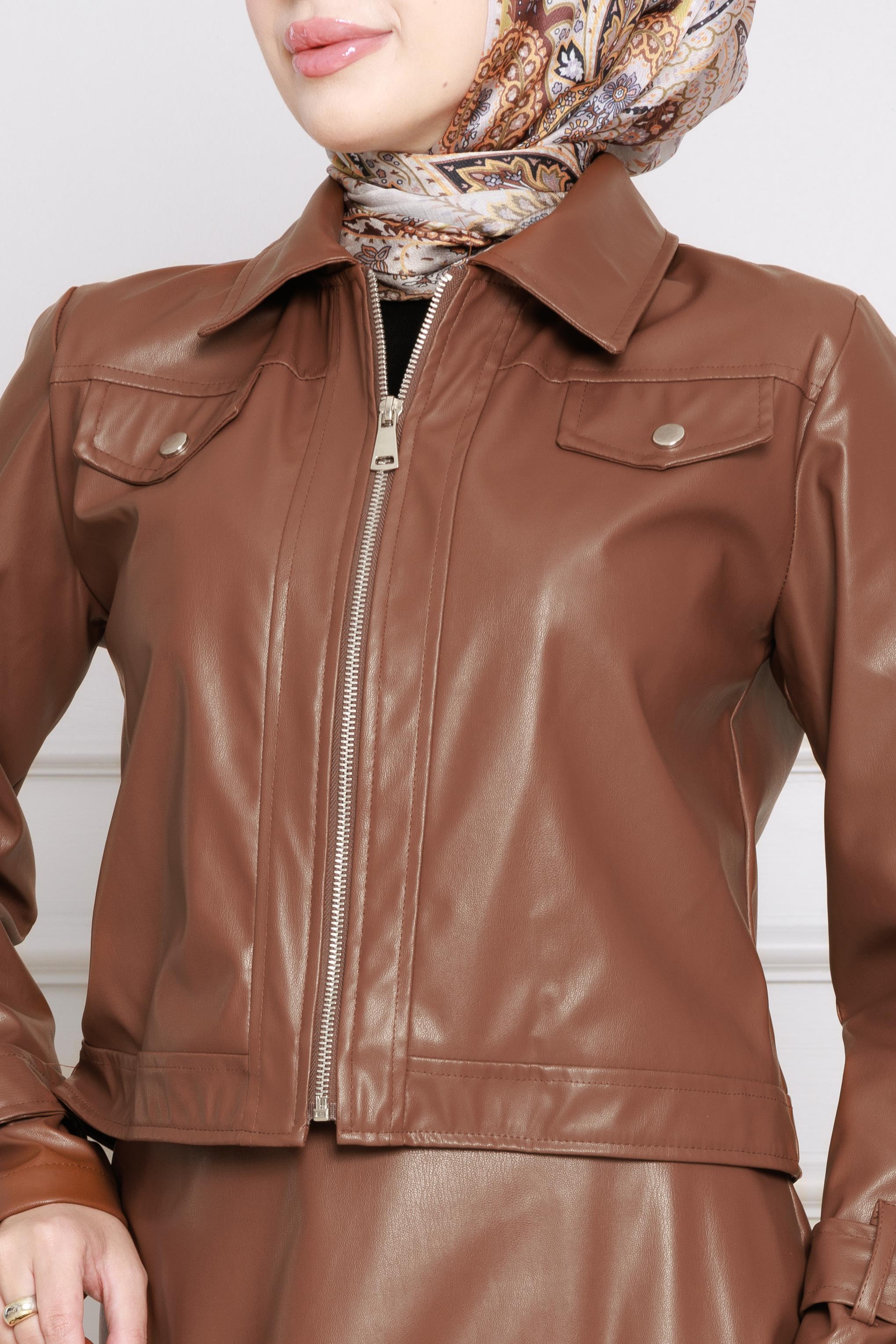 طقم تنورة وسترة من الجلد- رملي اللون 