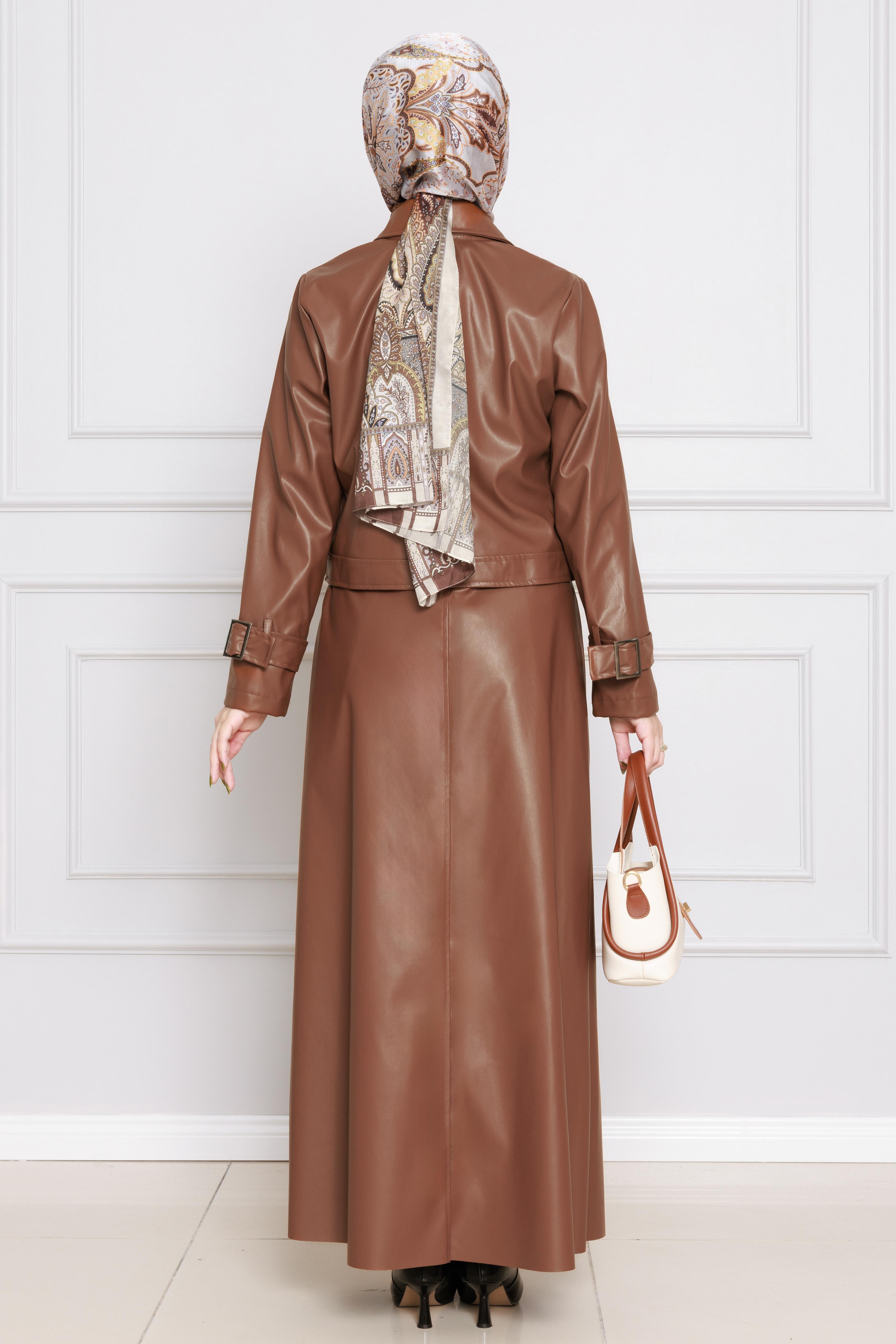 طقم تنورة وسترة من الجلد- رملي اللون 