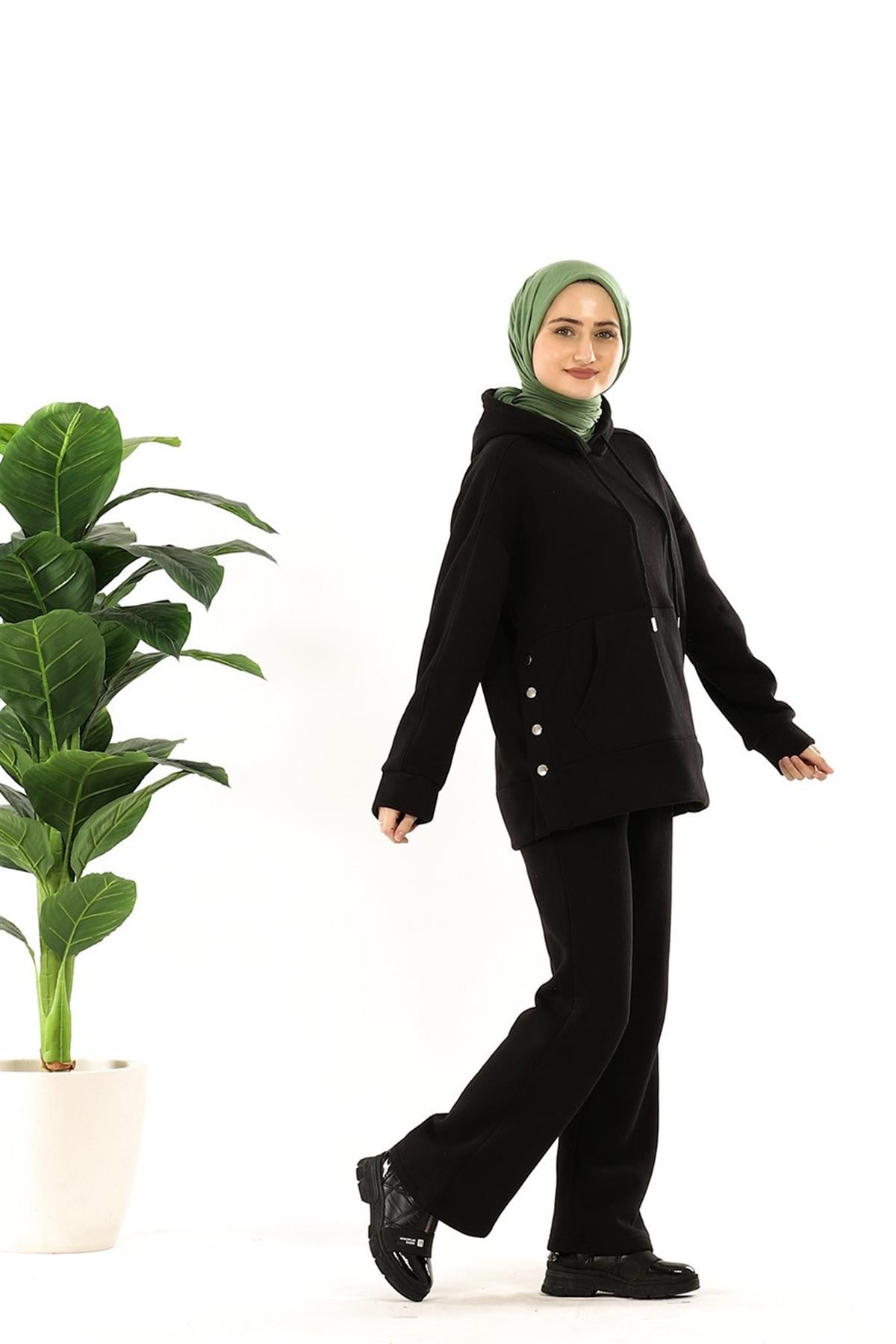 بجامة رياضية سوداء اللون