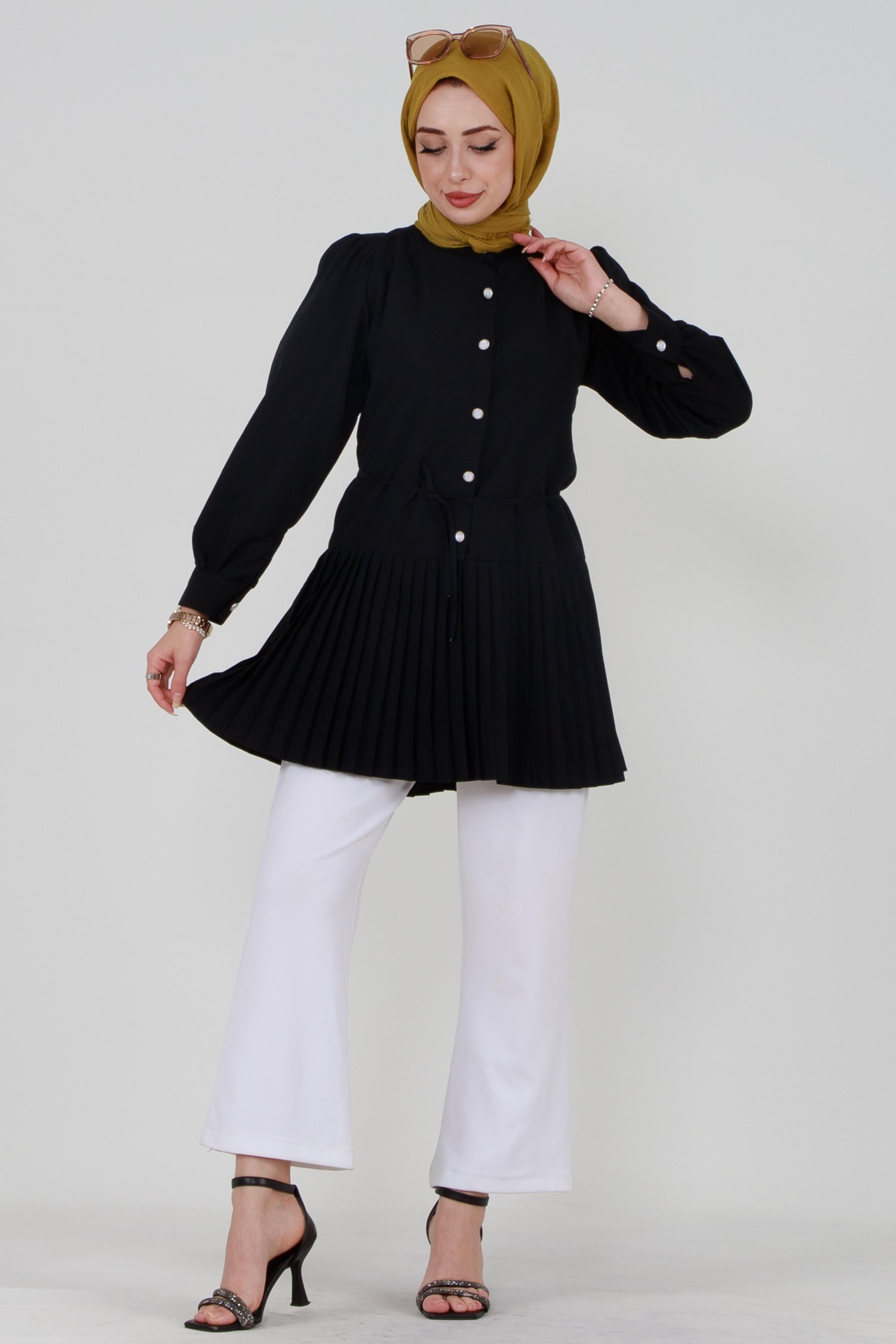 قميص باللون الأسود  بأزرار أمامية  بيضاء