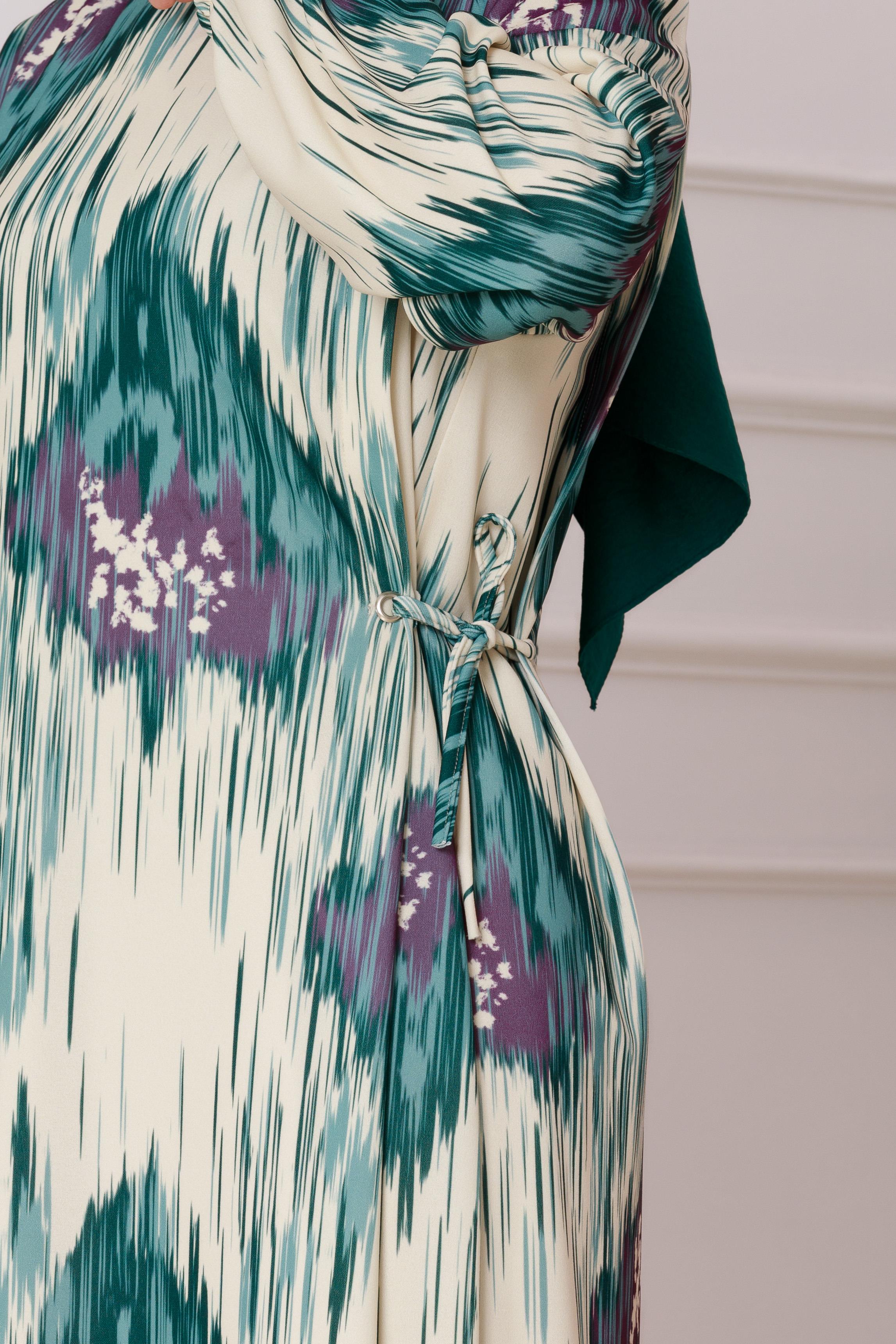 فستان صوفيا ذو رباط جانبي منقوش باللون الأخضر