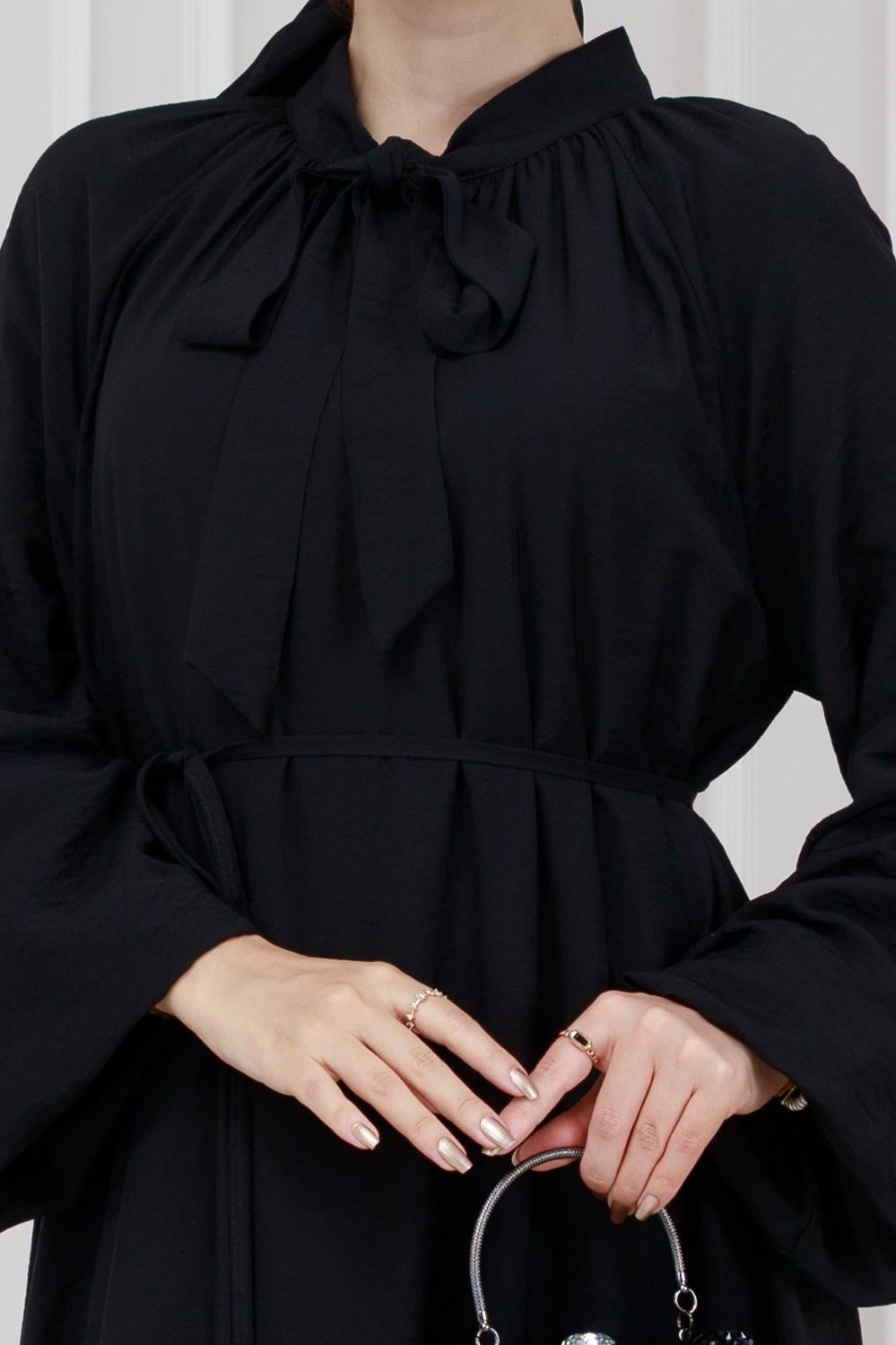 Yakası Bağcıklı Lara Elbise-Siyah
