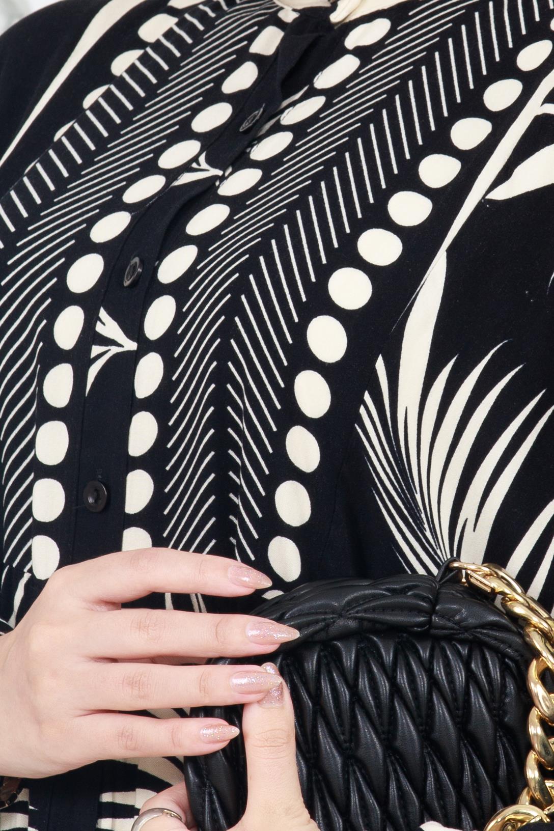 Half-buttoned robe -black color