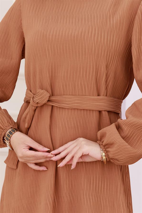 فستان لونا  مع حزام بالخصر -رملي اللون