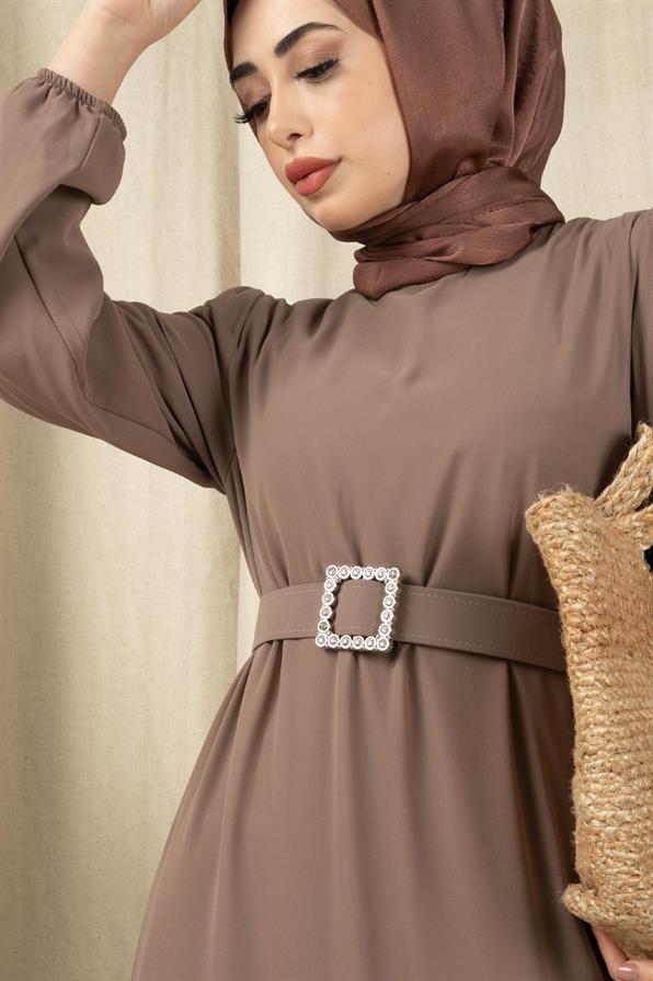  فستان طويلة بكمر ذو أحجار الماس بيج اللون 