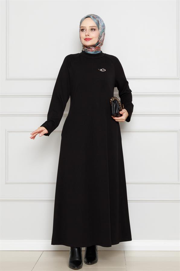 Broş Detaylı Elbise-Siyah