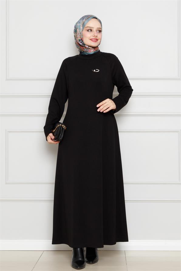 Broş Detaylı Elbise-Siyah
