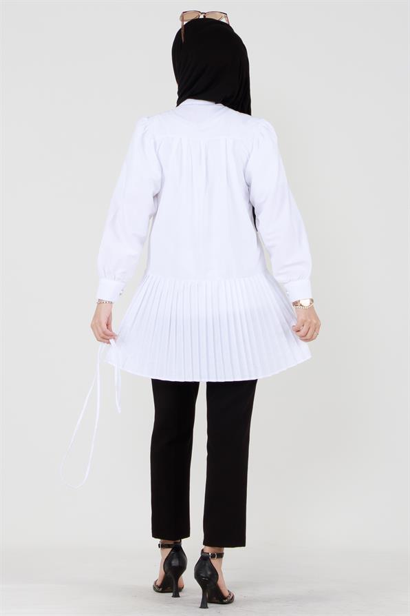 قميص بلون أبيض بأزرار أمامية