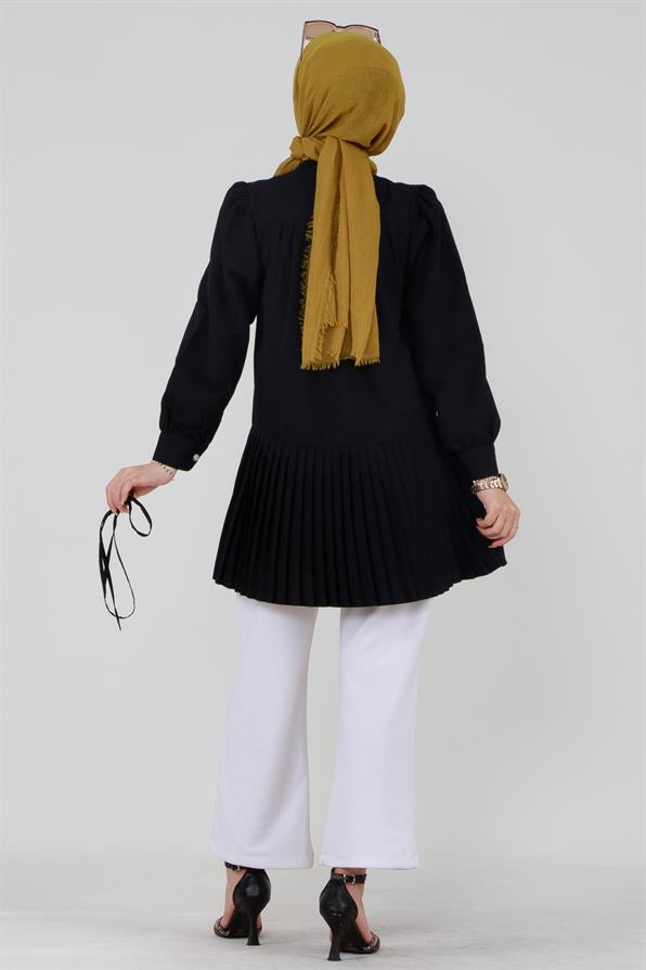 قميص باللون الأسود  بأزرار أمامية  بيضاء