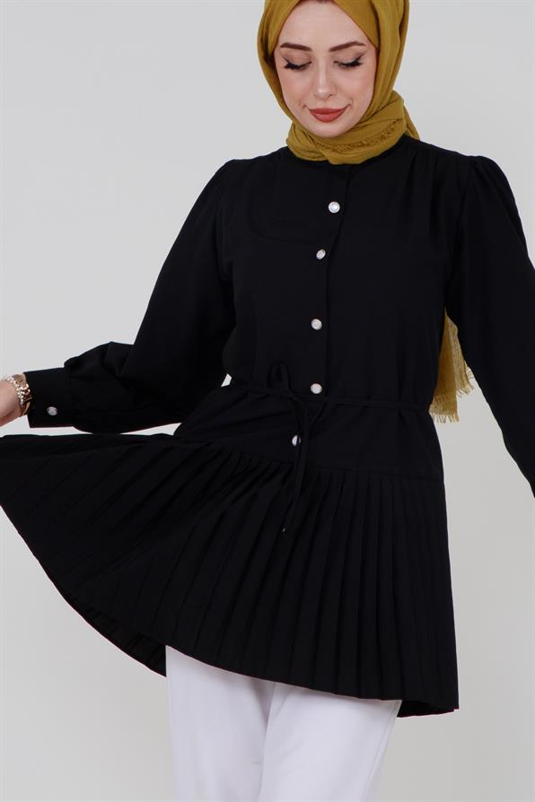 قميص باللون الأسود  بأزرار أمامية  بيضاء