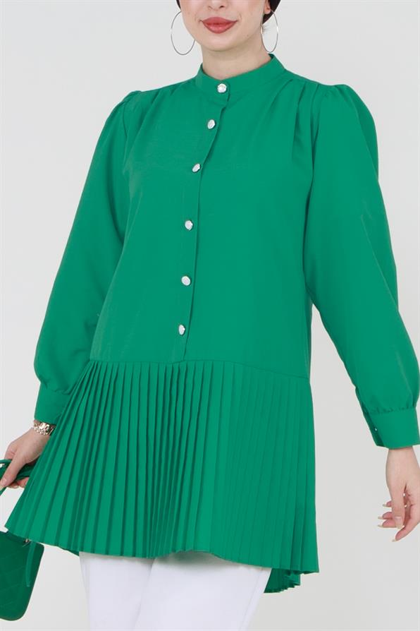 قميص بلون أخضر بأزرار أمامية بيضاء