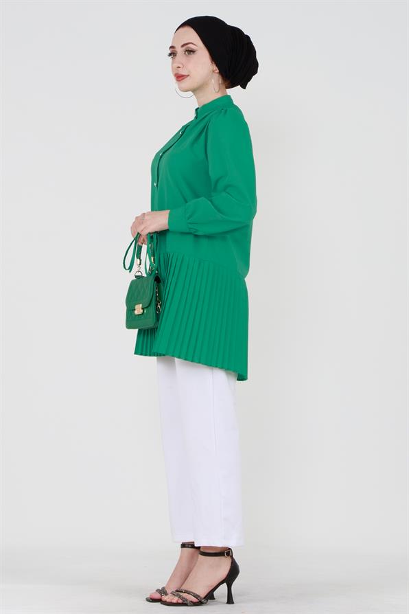 قميص بلون أخضر بأزرار أمامية بيضاء