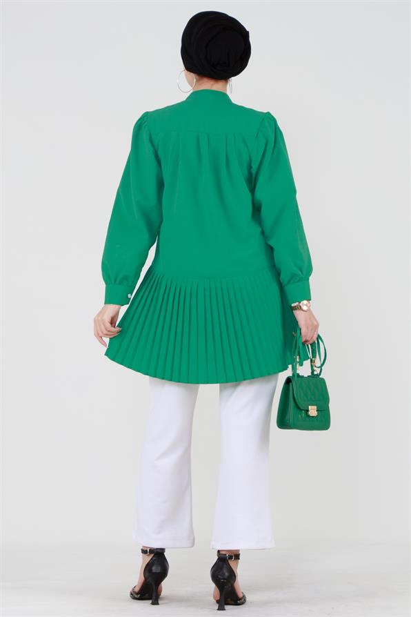 قميص بلون أخضر بأزرار أمامية بيضاء