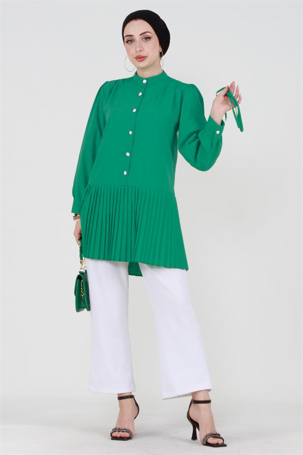 قميص بلون أخضر بأزرار أمامية بيضاء