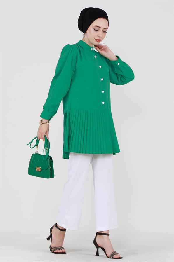 قميص بلون أخضر بأزرار أمامية بيضاء