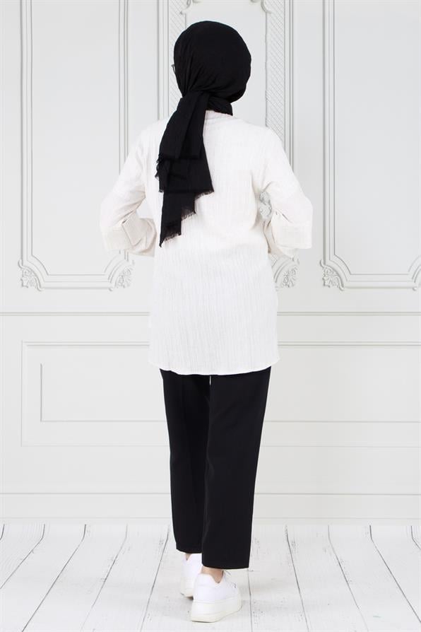 تونيك أبيض بتفاصيل على الأكمام