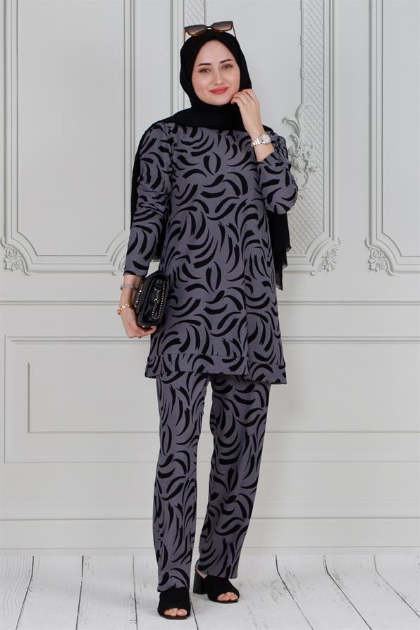 طقم بدلة باللون الرمادي