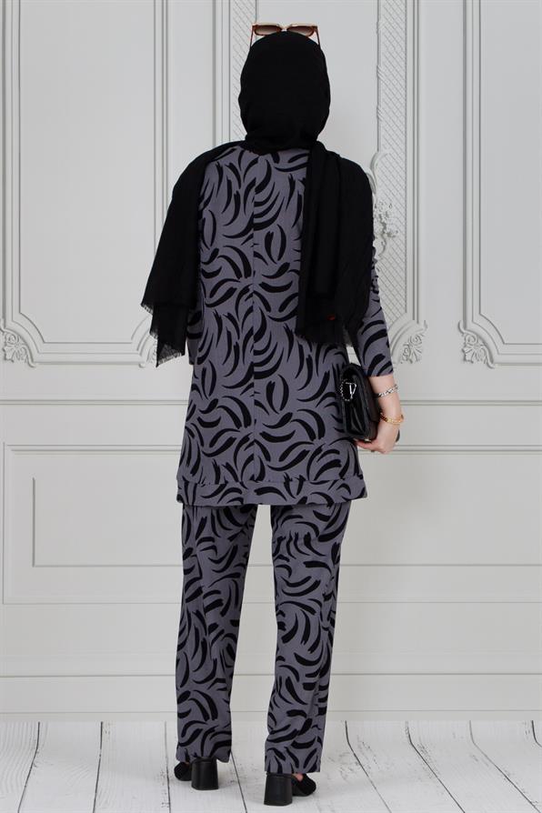 طقم بدلة باللون الرمادي