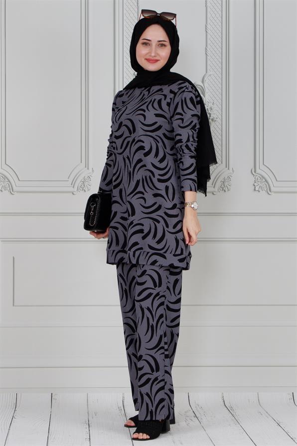 طقم بدلة باللون الرمادي