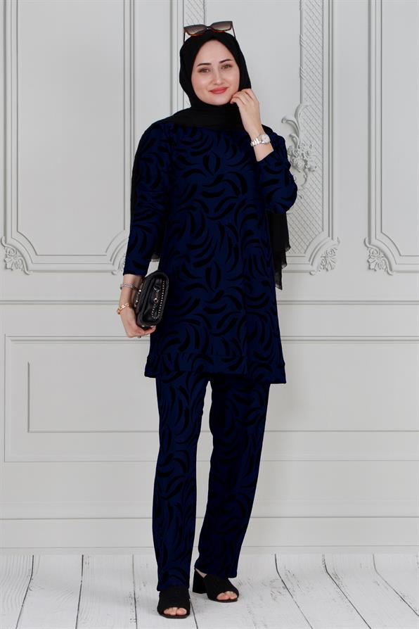 طقم بدلة باللون الأزرق