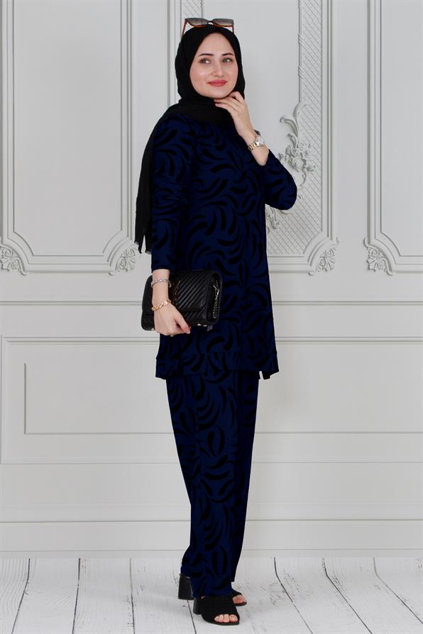 طقم بدلة باللون الأزرق