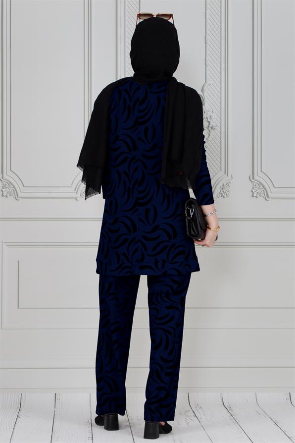 طقم بدلة باللون الأزرق