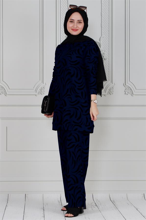 طقم بدلة باللون الأزرق