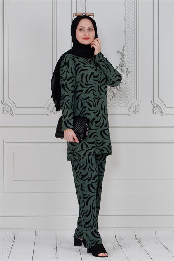 طقم بدلة  باللون الأخضر