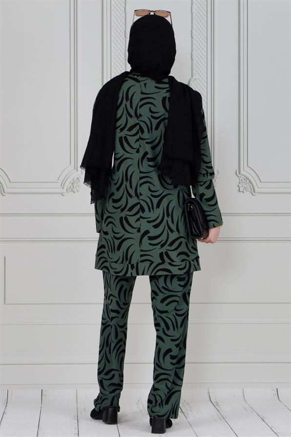 طقم بدلة  باللون الأخضر